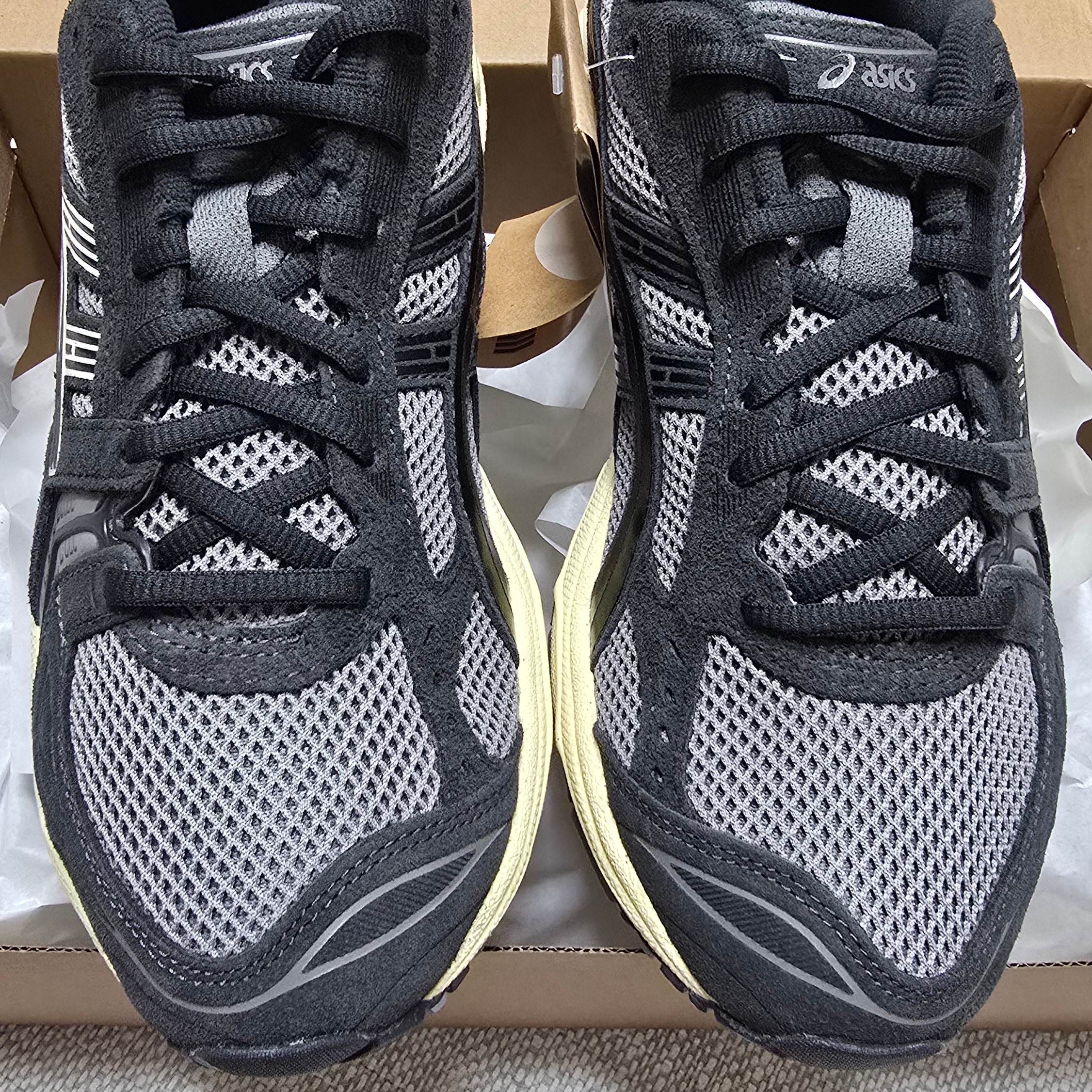 Asics Gel-Kayano 14 Clay Grey Black 착용 스타일 - 1