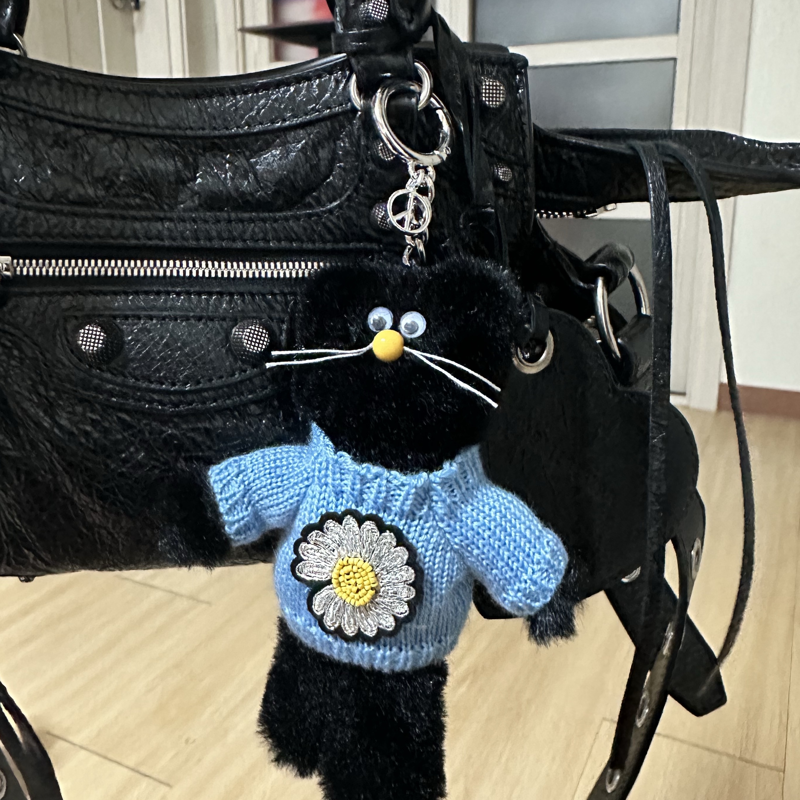 Monamhee x Peaceminusone Daihee Plush Keyring 착용 스타일