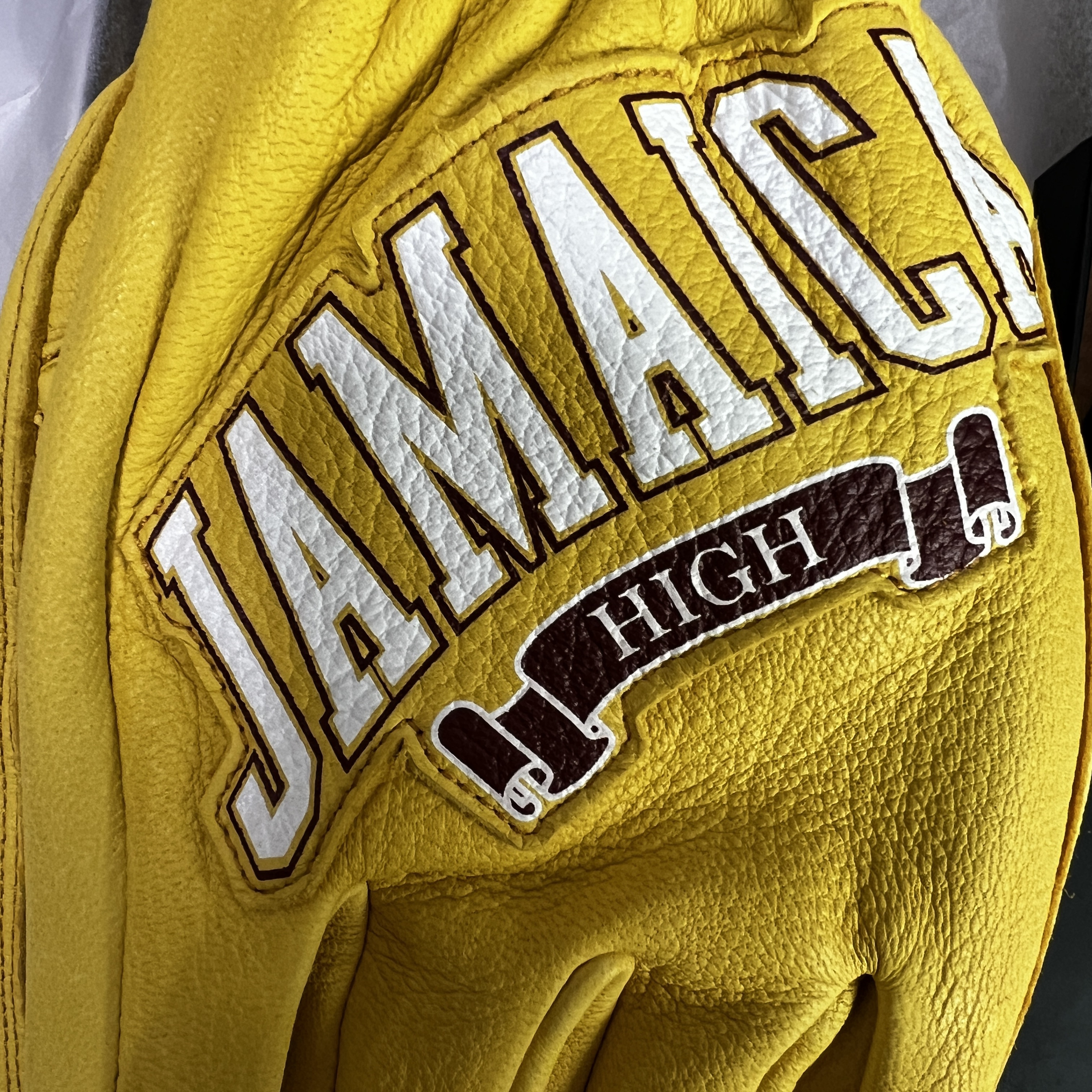 Stussy x Denim Tears Leather Gloves Yellow 착용 스타일 - 1