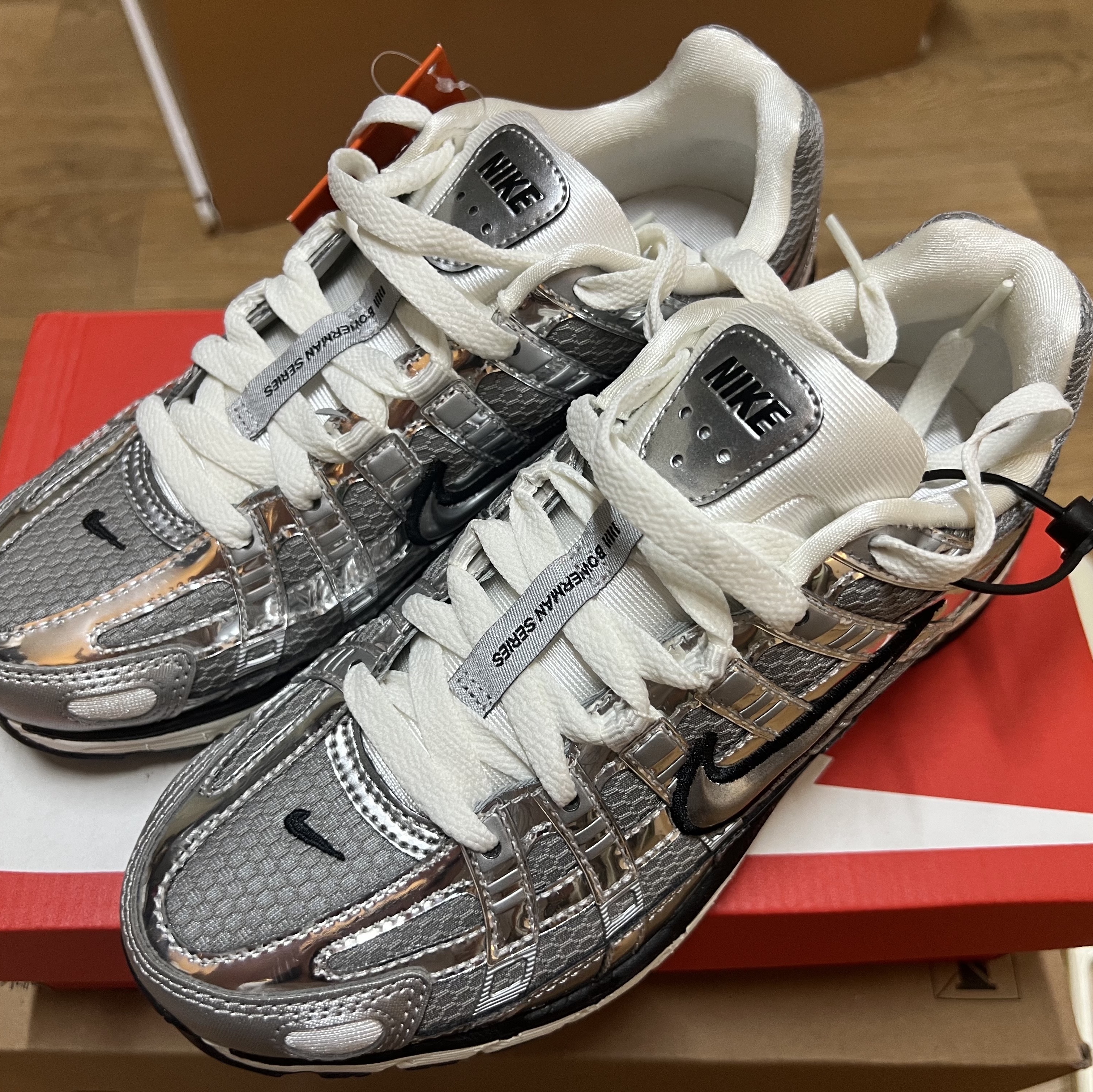 Nike P-6000 Metallic Silver 착용 스타일 - 1