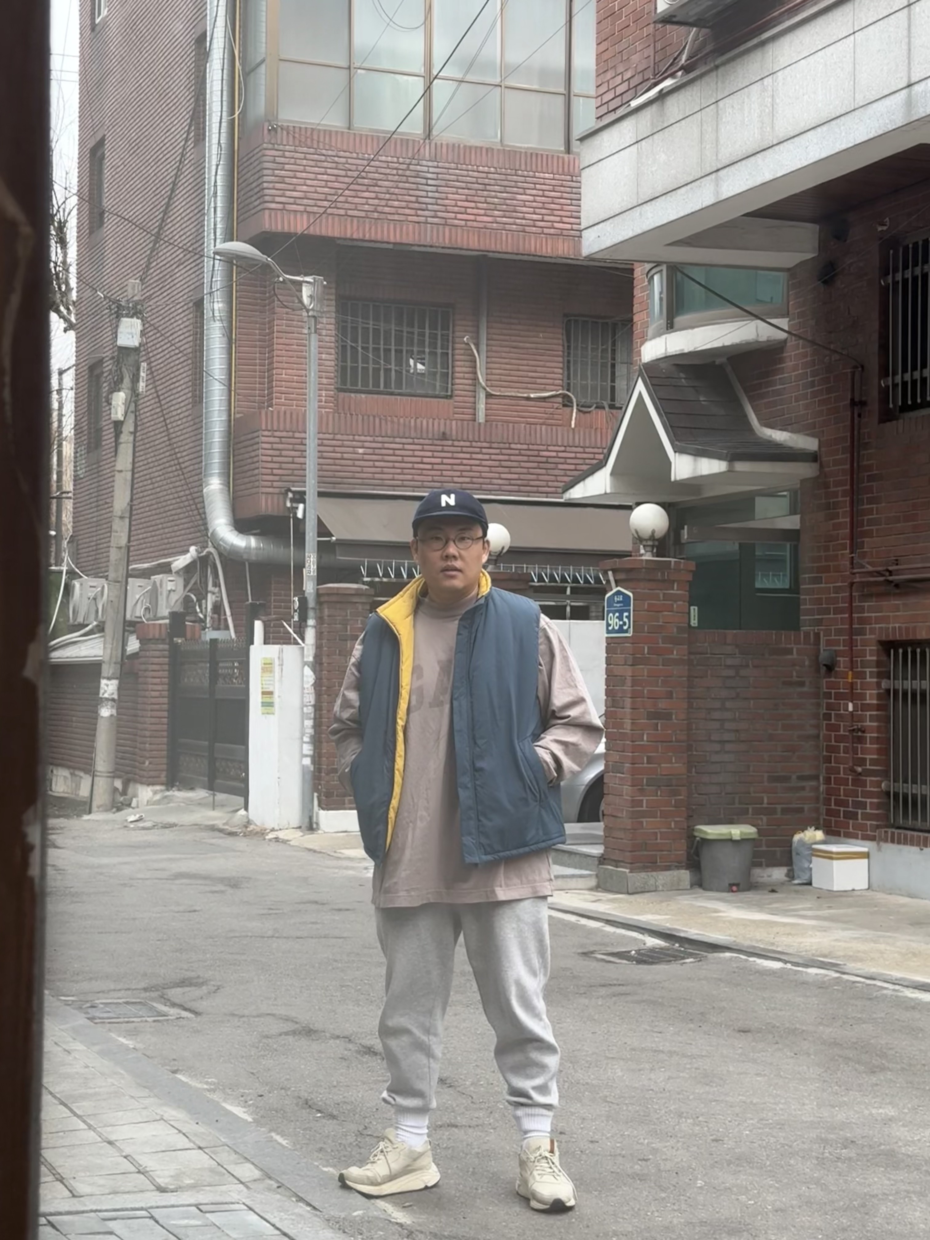 Yeezy Gap Engineered By Balenciaga Dove Long Sleeve T-Shirt Beige 착용 스타일 - 1