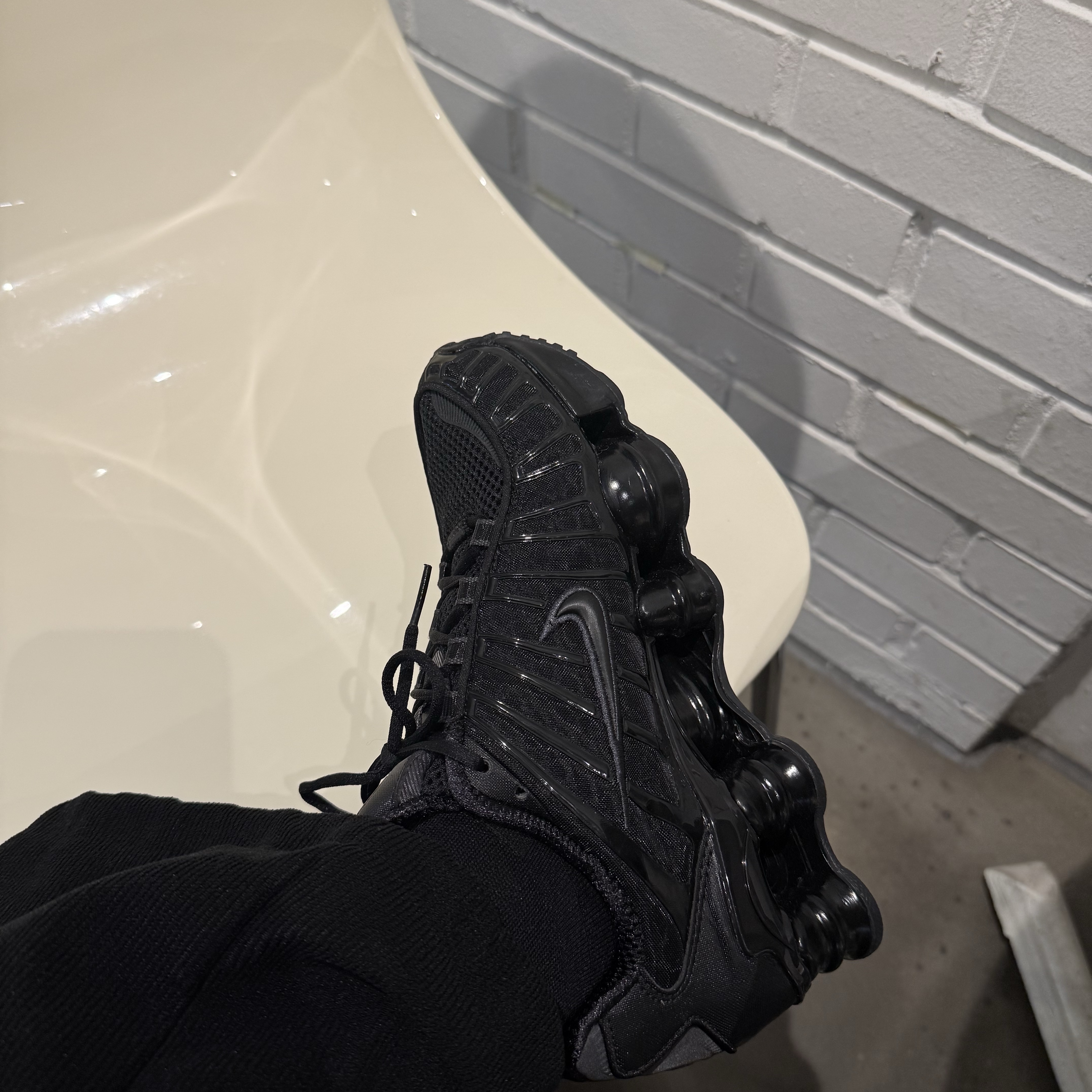 (W) Nike Shox TL Black and Max Orange, CDG Logo Check Muffler White Black 착용 스타일 - 2