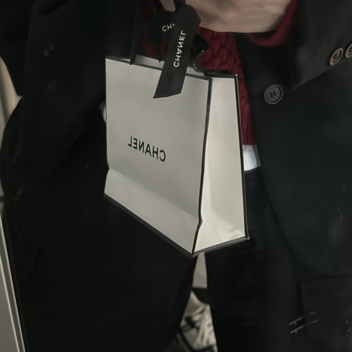 Louis Vuitton LV Trainer Sneakers Monogram Denim Black, Casetify x Matin Kim iPhone Signature Magsafe Mirror Case Silver 착용 스타일 - 3