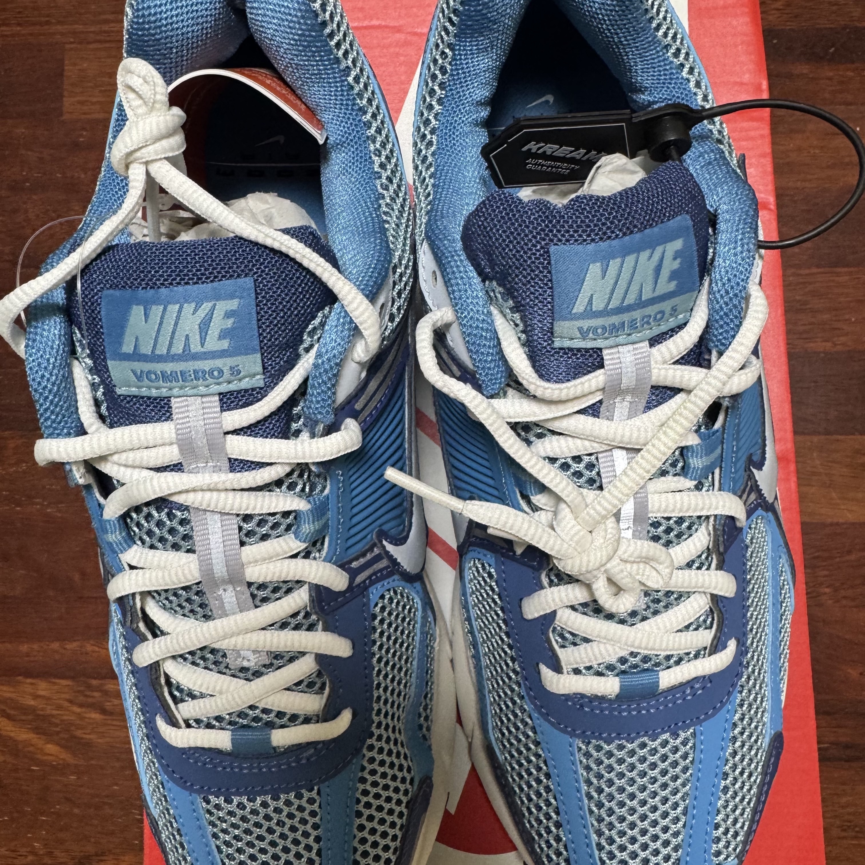 Nike Zoom Vomero 5 Mystic Navy and Worn Blue 착용 스타일