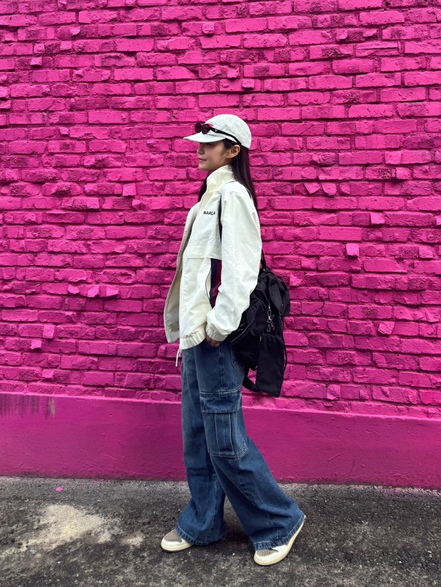 FC 바르셀로나 클래식 라인 바람막이 아이보리, 프라다 심볼 선글라스 슬레이트 그레이 렌즈 얼터너티브 핏 착용 스타일 - 2