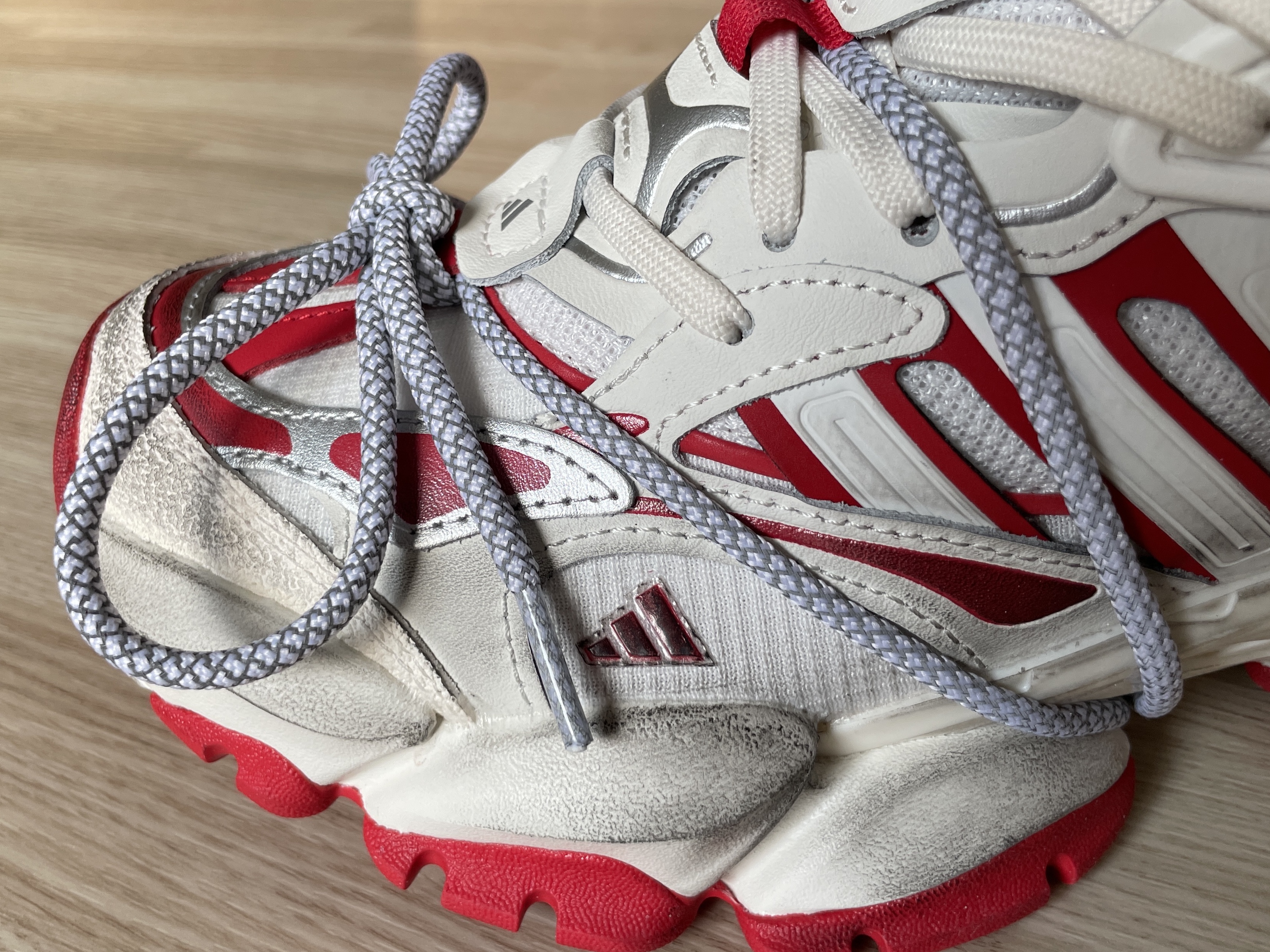 Adidas Vento XLG Deluxe Sneakers White Red 착용 스타일 - 4