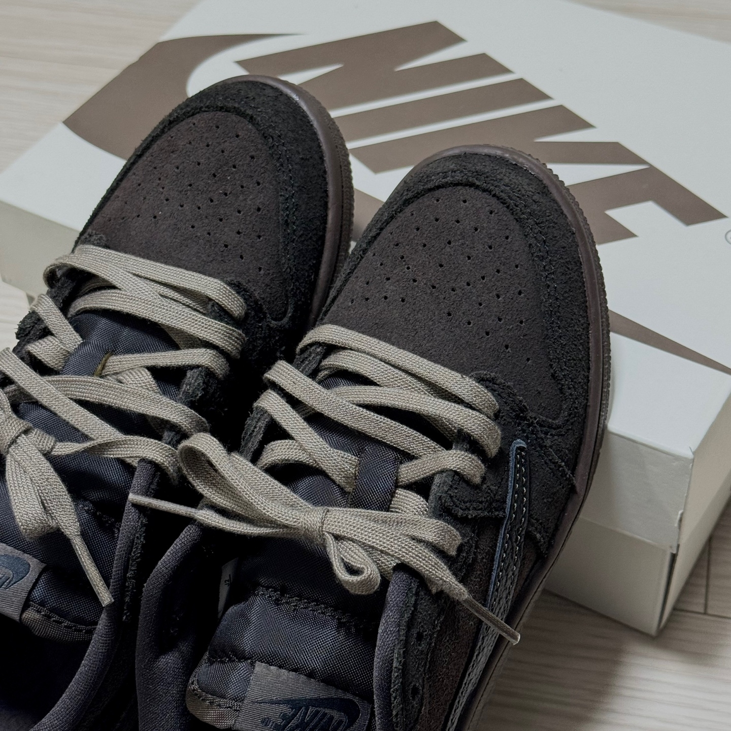 (PS) Jordan 1 x Travis Scott Retro Low OG SP Velvet Brown and Dark Mocha 착용 스타일 - 1