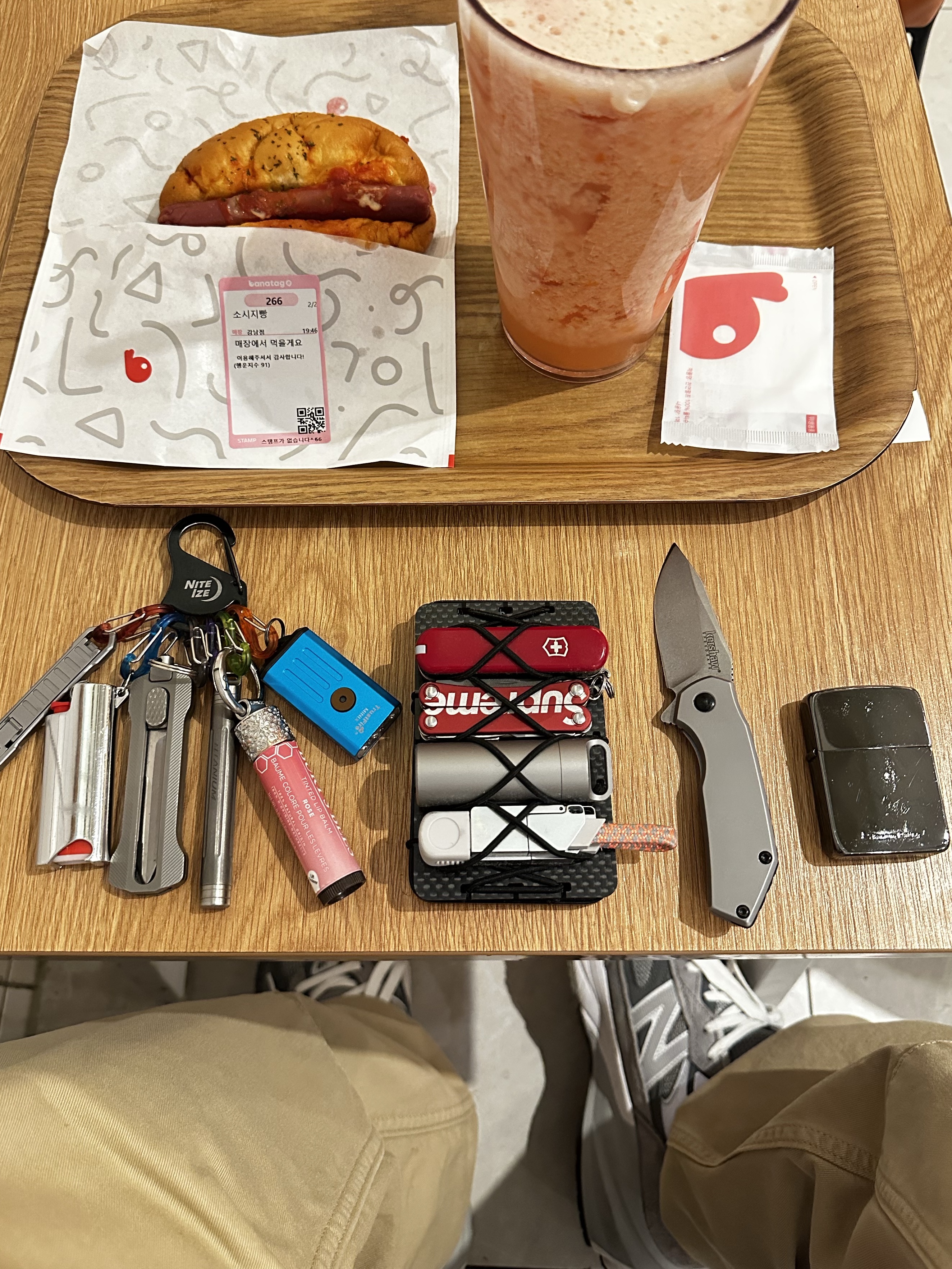 Supreme x Leatherman Squirt PS4 Multitool Red - 21SS, New Balance 990v6 Made in USA Grey - D Standard 착용 스타일 - 1