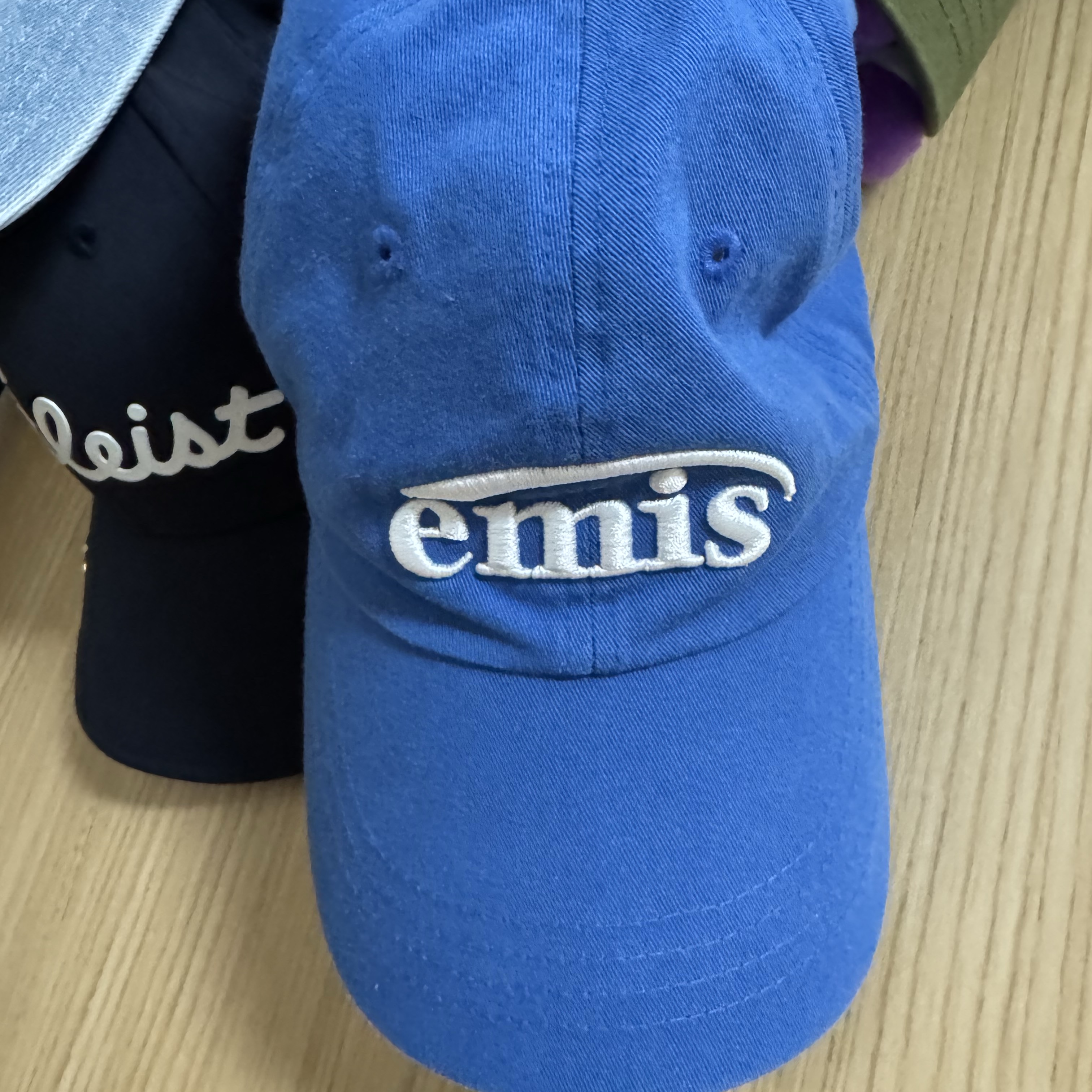 Emis New Logo Ball Cap Blue 착용 스타일