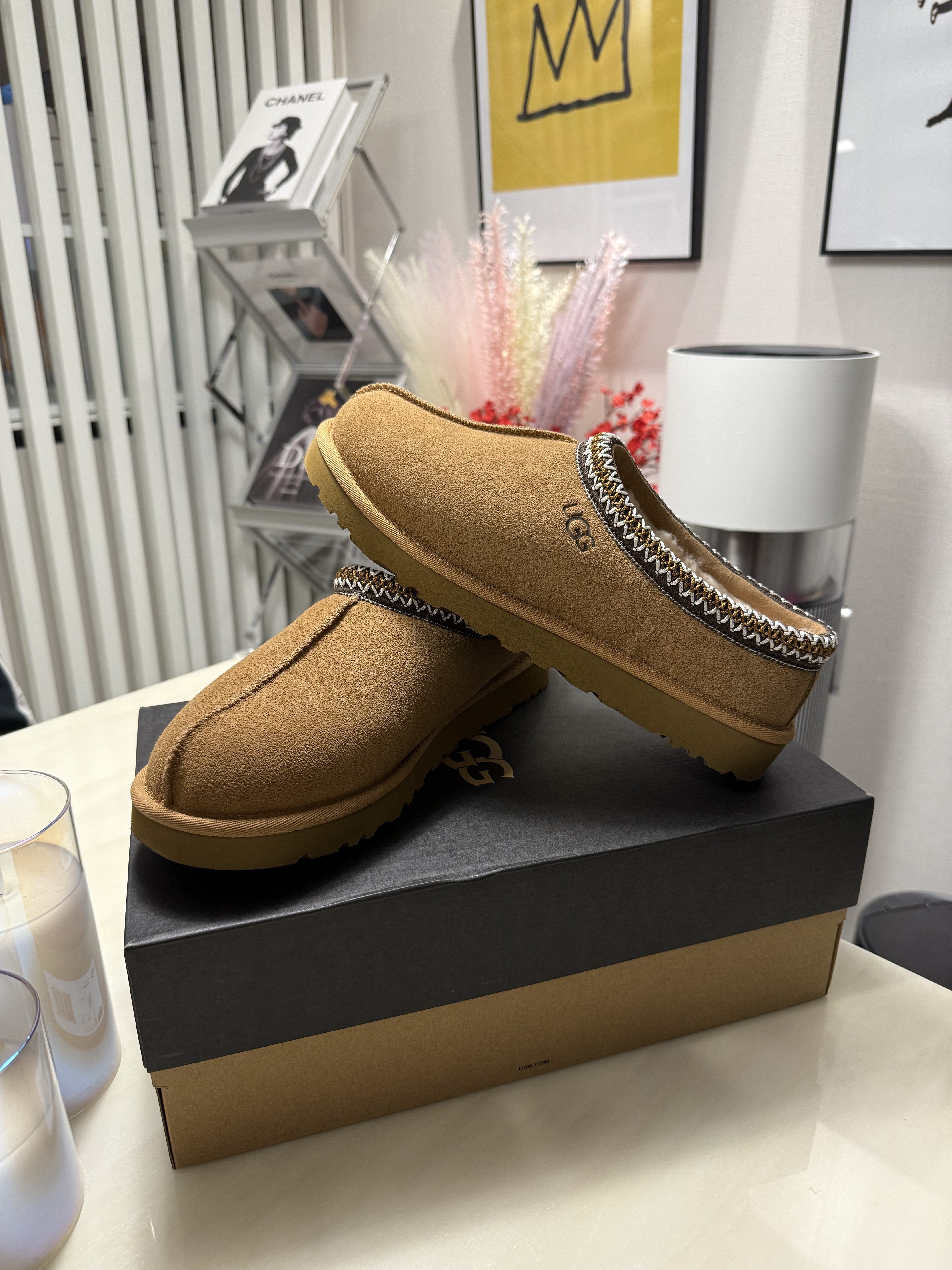 UGG Tasman Slipper Chestnut 착용 스타일