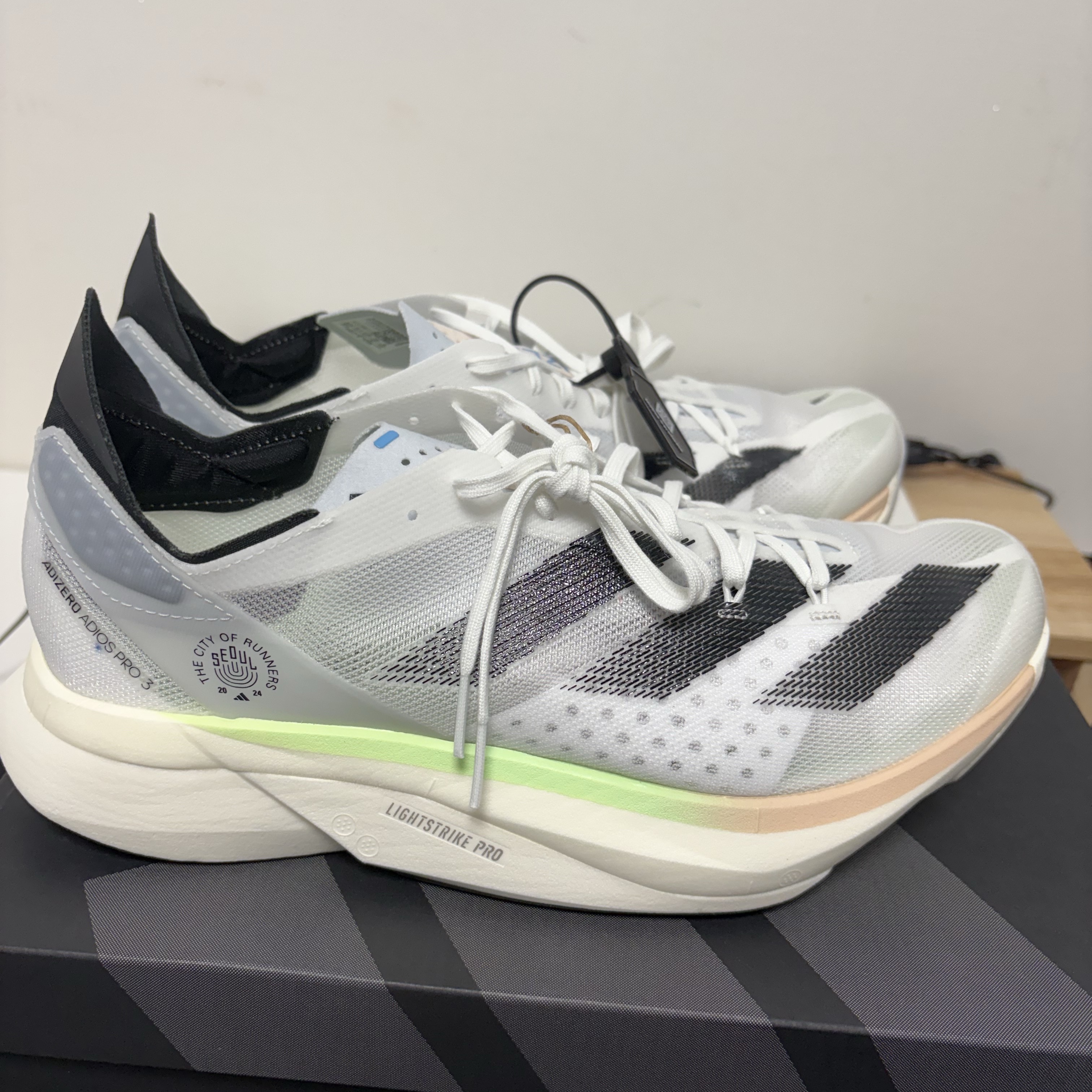 Adidas Adizero Adios Pro 3 Cloud White Core Black 착용 스타일