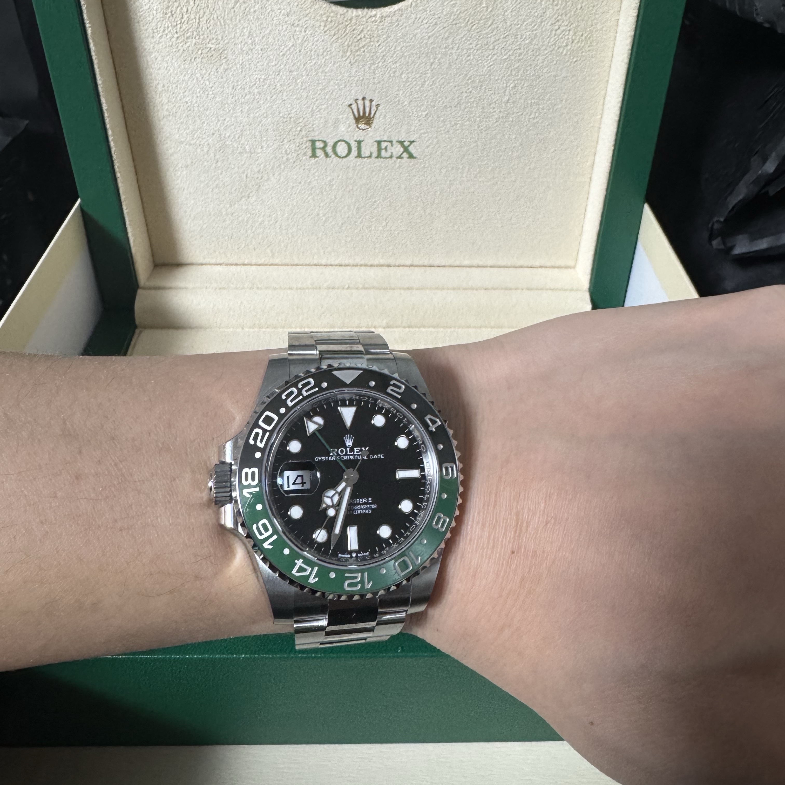 롤렉스 GMT-마스터 2 40mm 126720VTNR 블랙 오이스터 착용 스타일 - 2