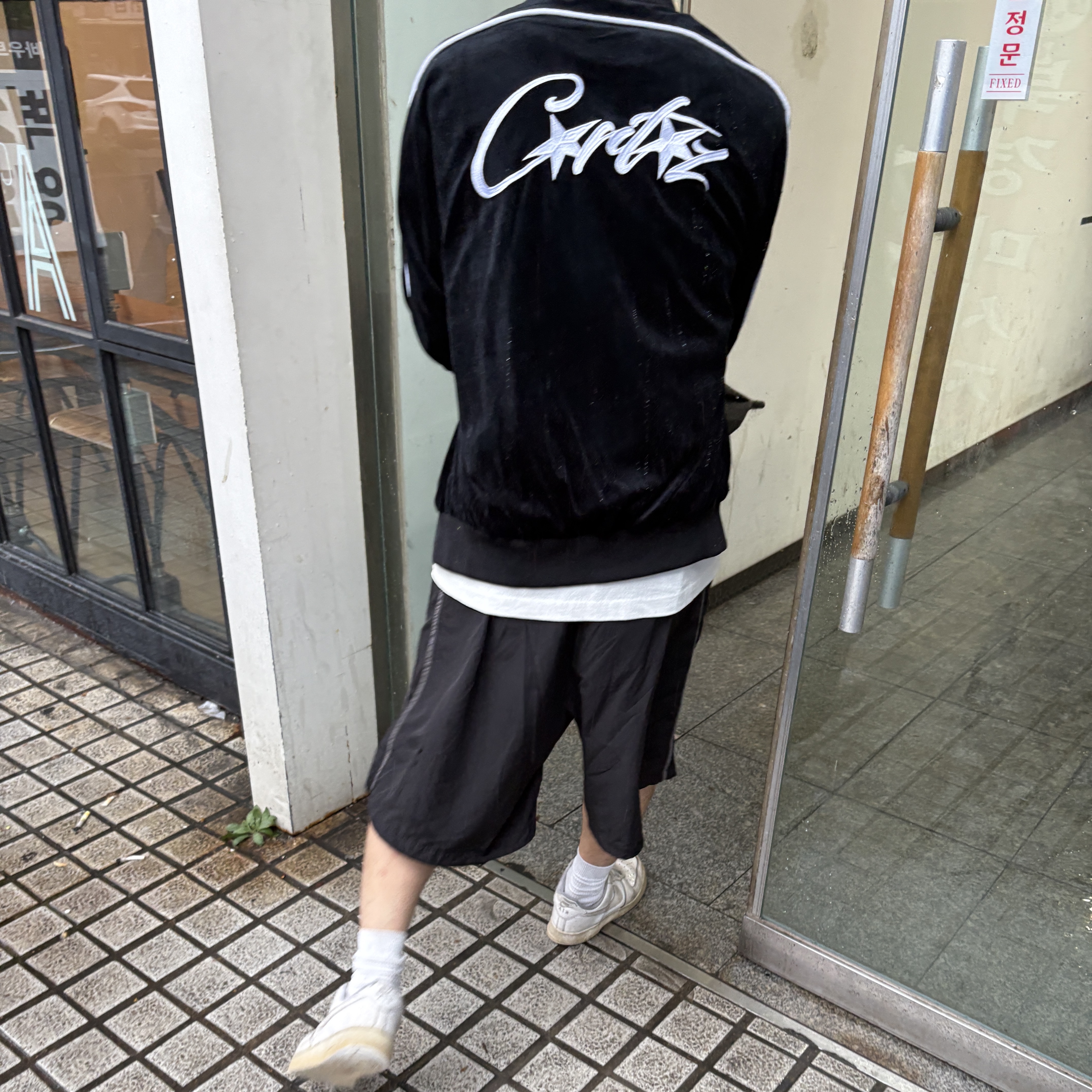 Corteiz VVS Velour Jacket Black 착용 스타일 - 1