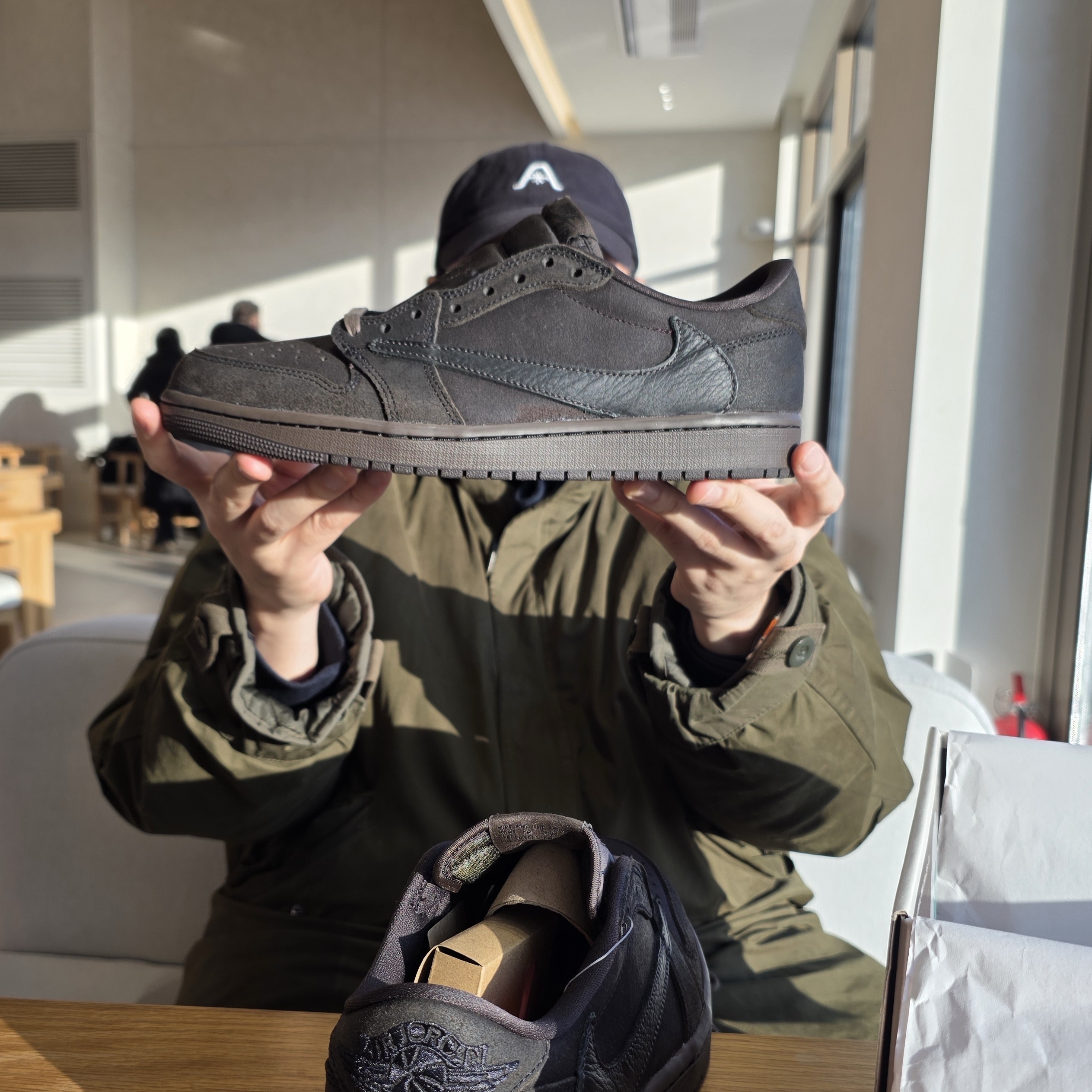 Jordan 1 x Travis Scott Retro Low OG SP Velvet Brown and Dark Mocha 착용 스타일 - 1