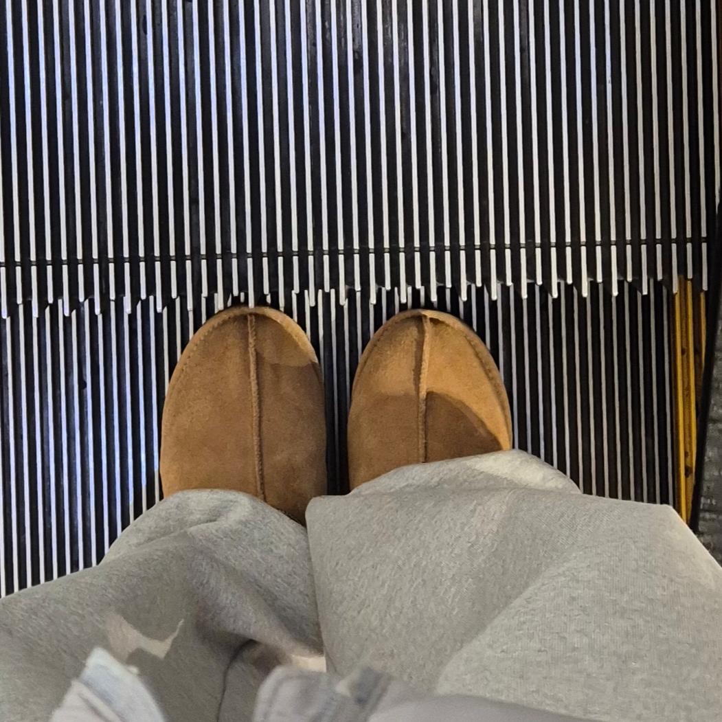 UGG Tasman Slipper Chestnut 착용 스타일