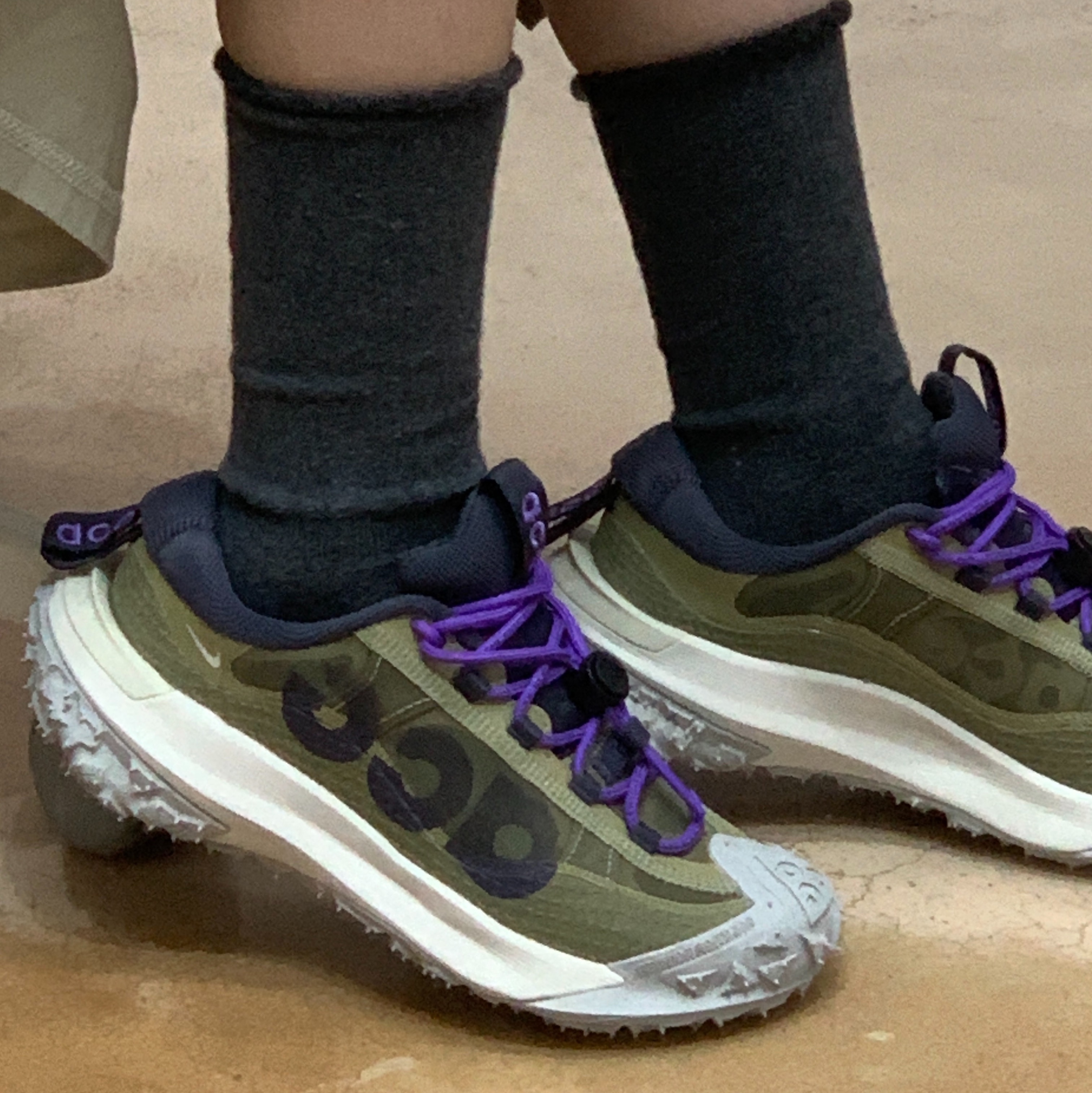 Nike ACG Mountain Fly 2 Low Neutral Olive and Mountain Grape 착용 스타일 - 1