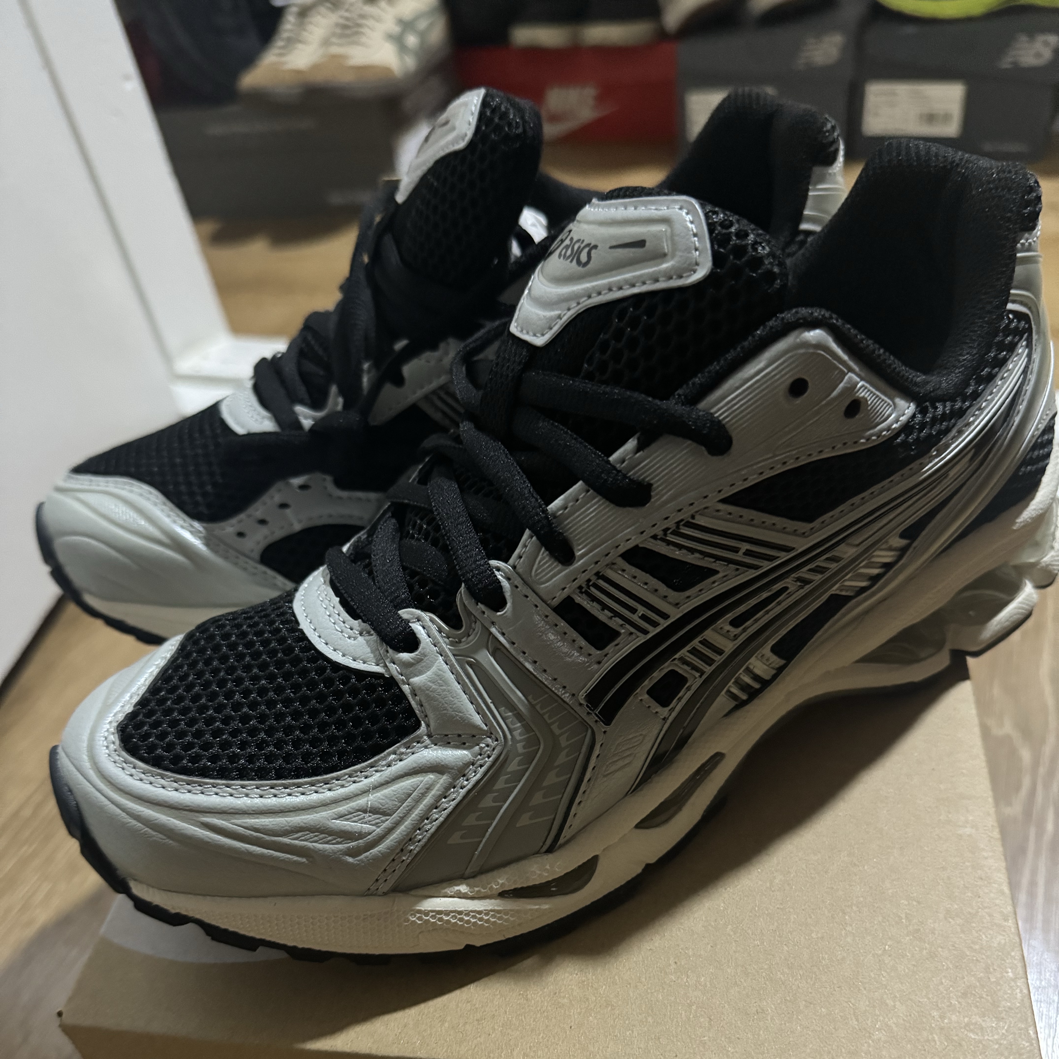Asics Gel-Kayano 14 Black Seal Grey 착용 스타일 - 2