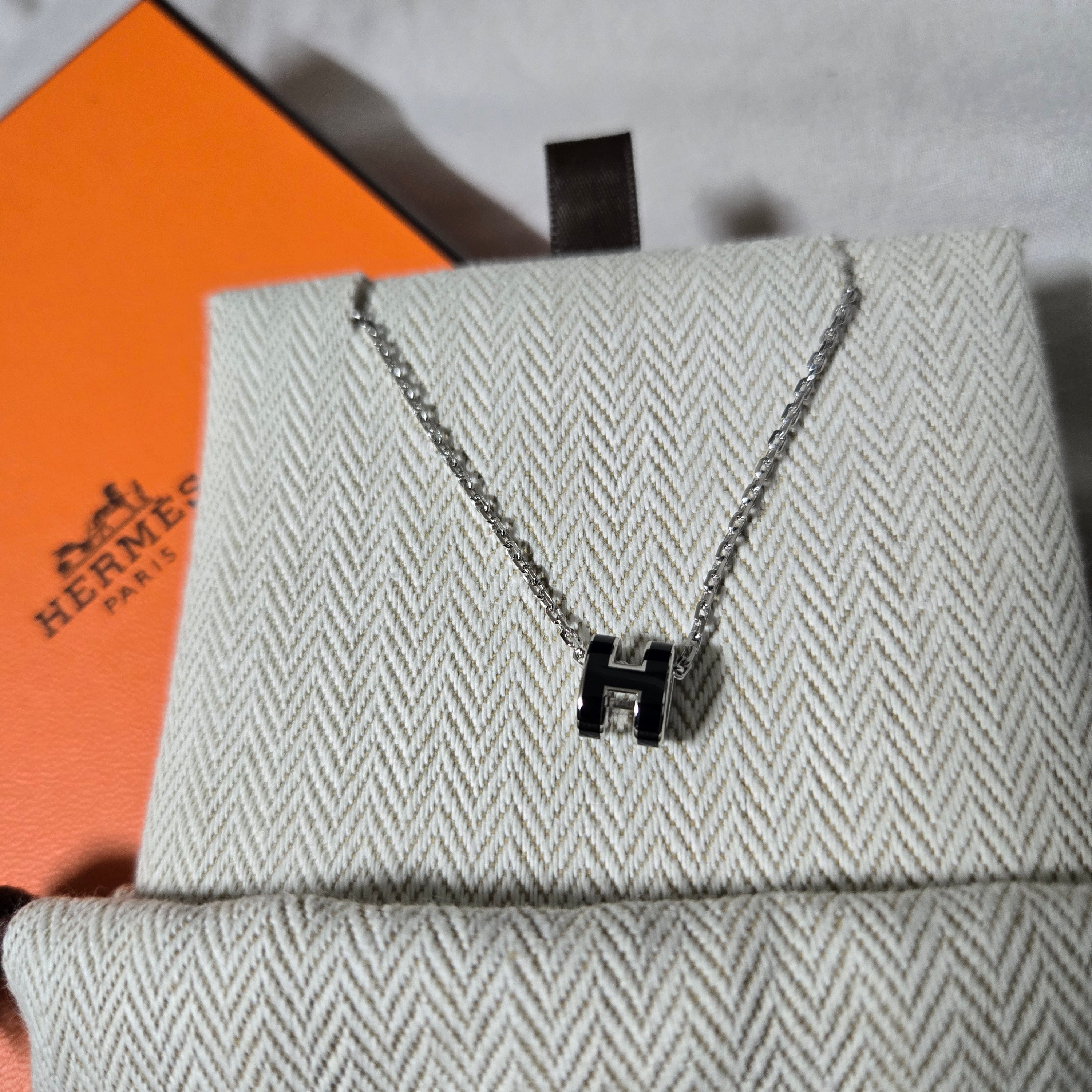 (W) Hermes Mini Pop H Pendant Palladium & Noir 착용 스타일