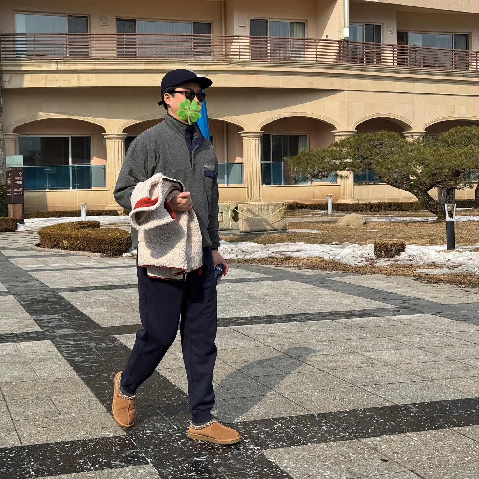 Patagonia Lightweight Synchilla Snap-T Fleece Pullover Nickel Blue, UGG Tasman Slipper Chestnut 착용 스타일