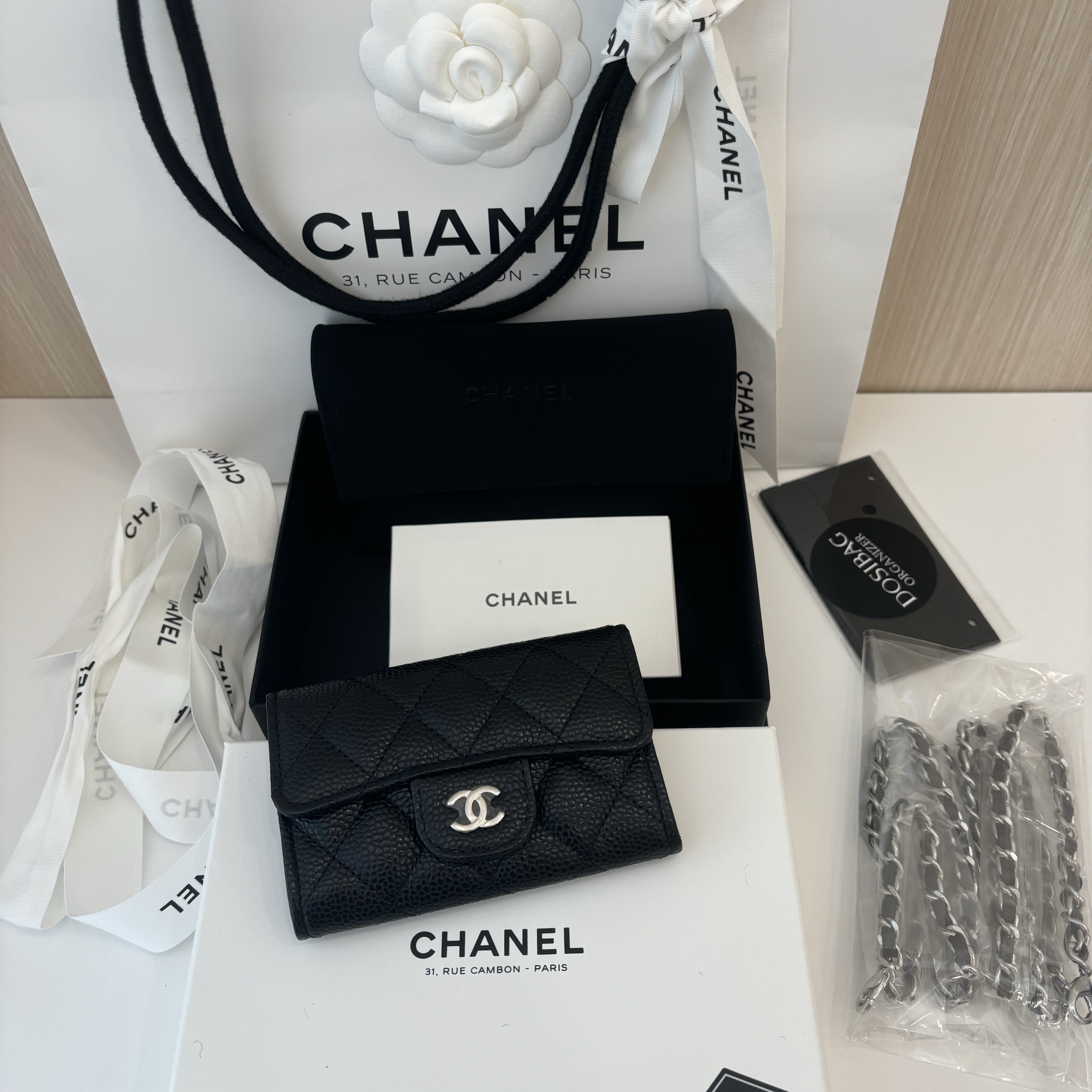 Chanel Classic Card Holder Grained Calfskin & Silver Black 착용 스타일