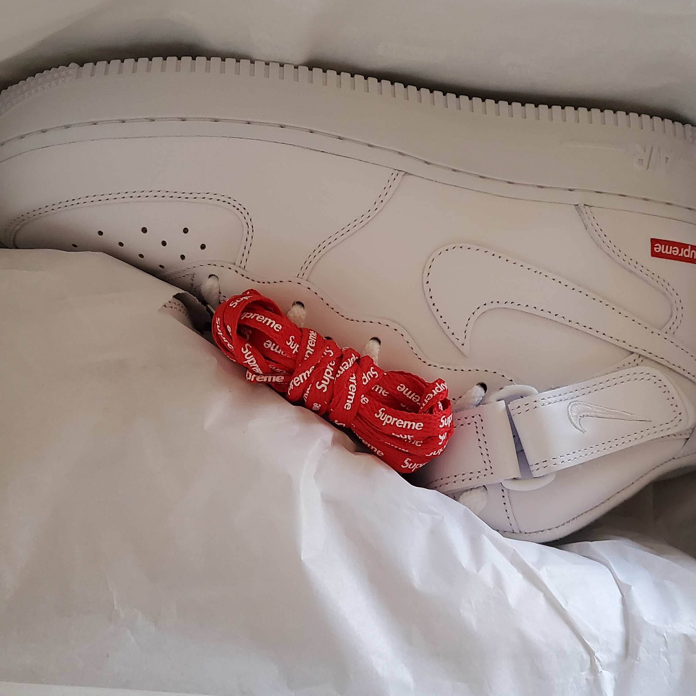Nike x Supreme Air Force 1 Mid White 착용 스타일