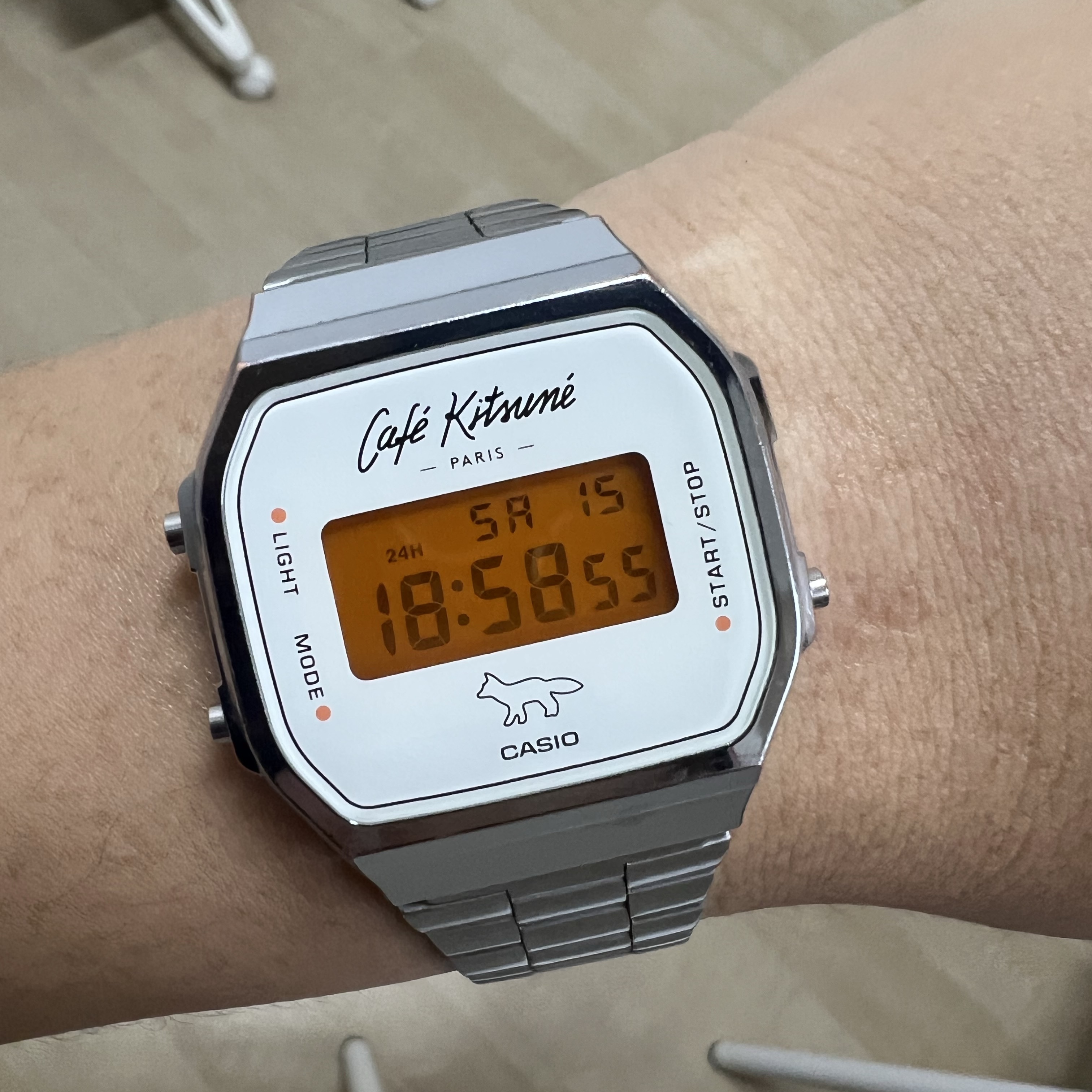 Casio x Maison Kitsune Cafe A168WECK-7A 착용 스타일 - 2