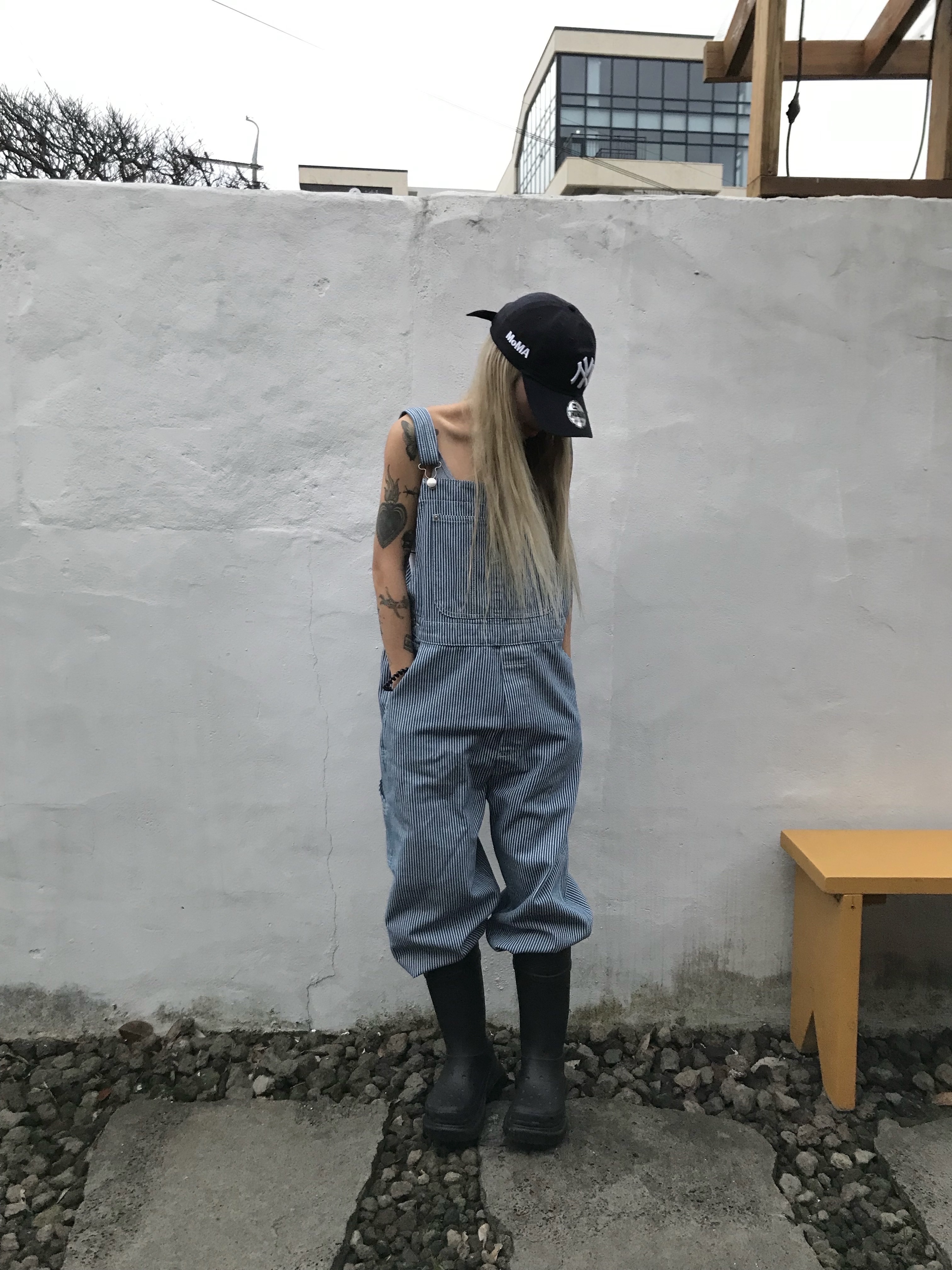 (W) Balenciaga x Crocs Rubber Boot Black, New Era x MoMA New York Yankees Cap Black 착용 스타일