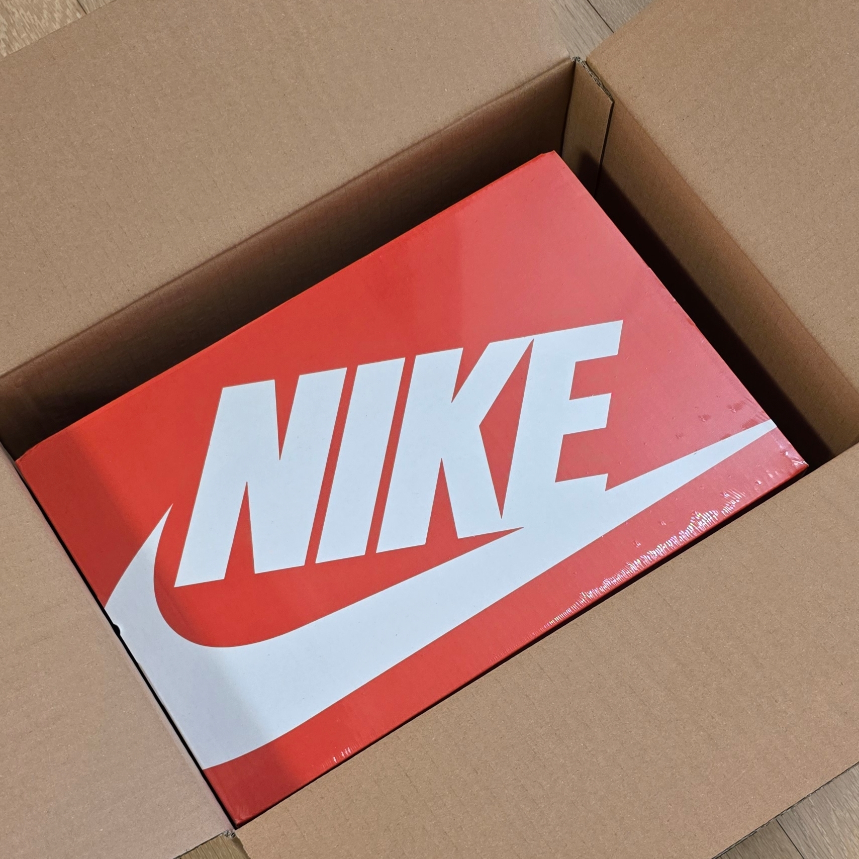 (W) Nike Zoom Vomero 5 Cobblestone and Flat Pewter 착용 스타일 - 2