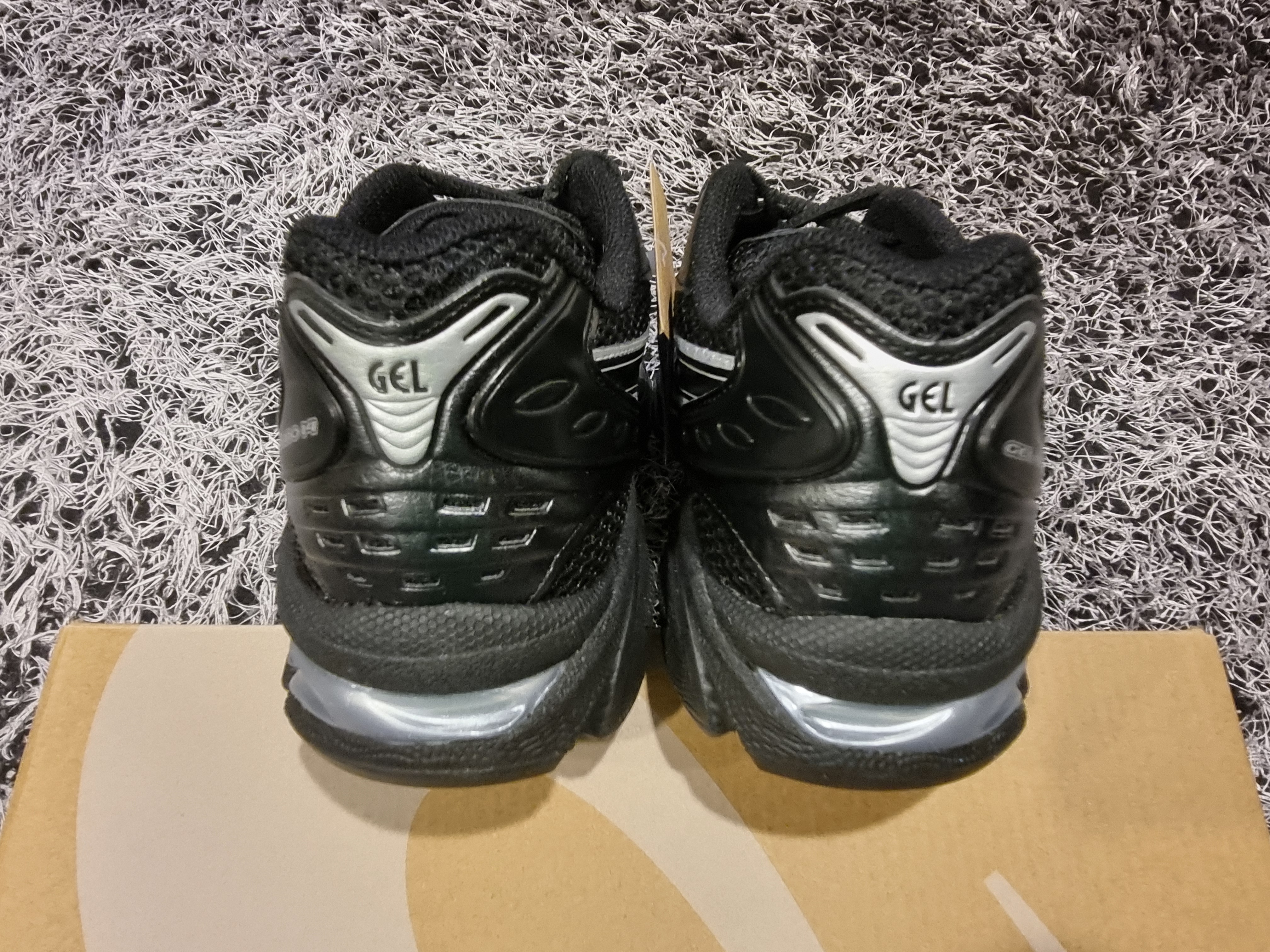 Asics Gel-Kayano 14 Black Pure Silver 착용 스타일 - 5
