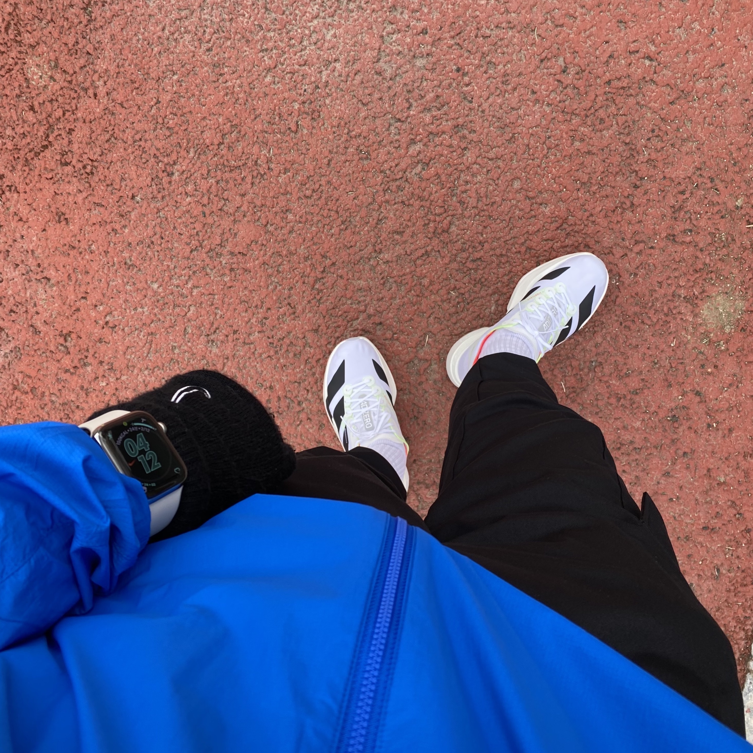 Adidas Adizero Adios Pro 4 Cloud White Core Black, Apple Watch Series 7 45mm Cellular Silver Stainless Steel Case with Sport Band Starlight (Korean Ver.) 착용 스타일