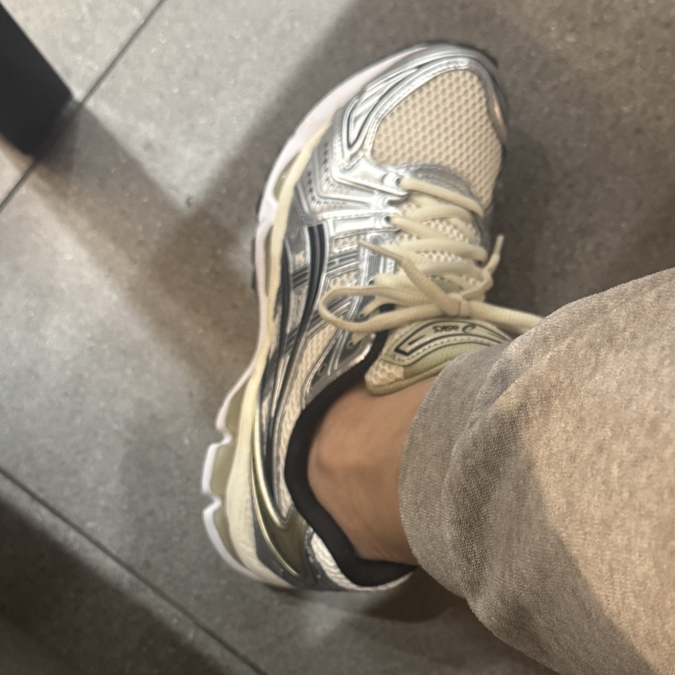 Asics Gel-Kayano 14 Birch Pure Silver 착용 스타일