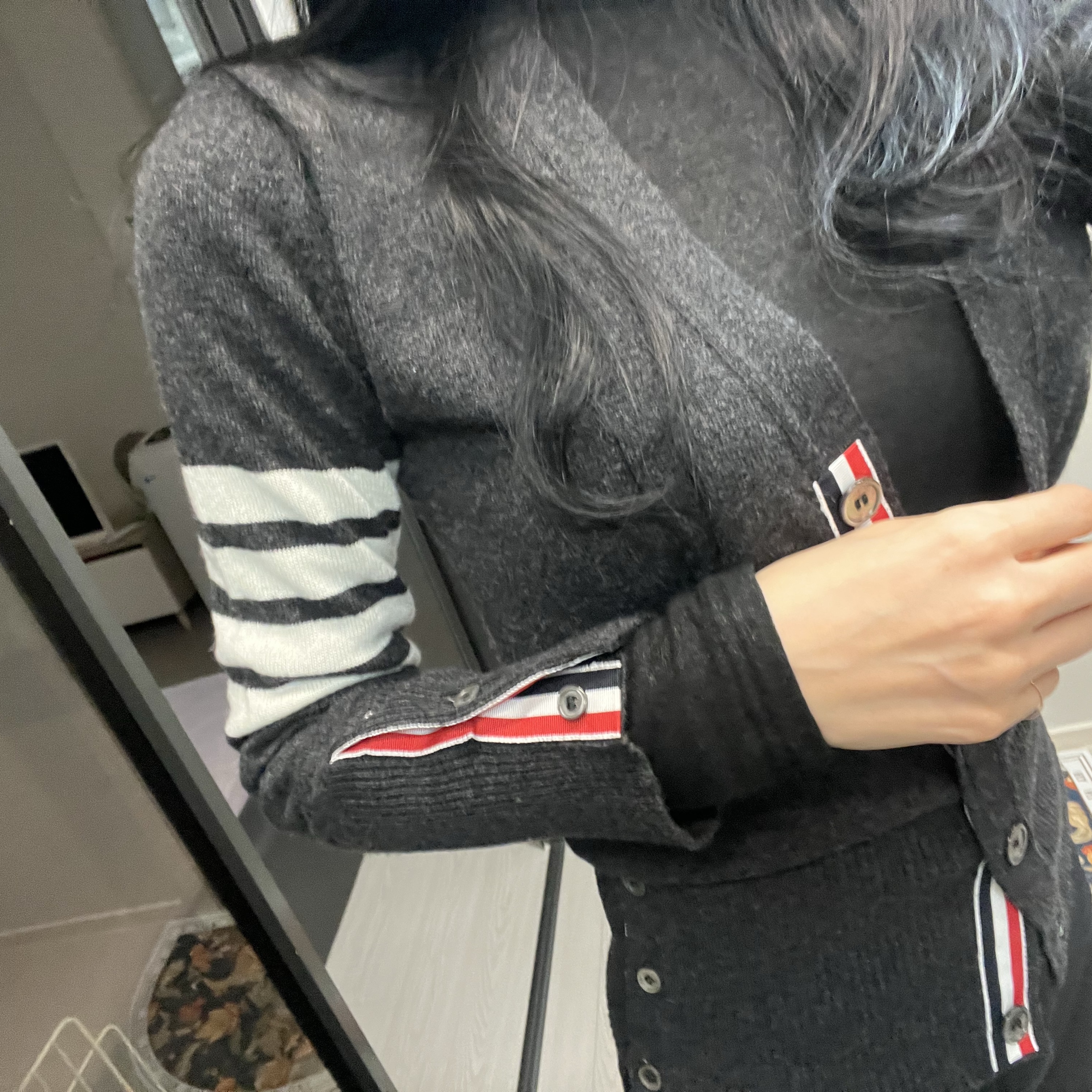(W) Thom Browne Cashmere 4-Bar V-Neck Cardigan Dark Grey 착용 스타일