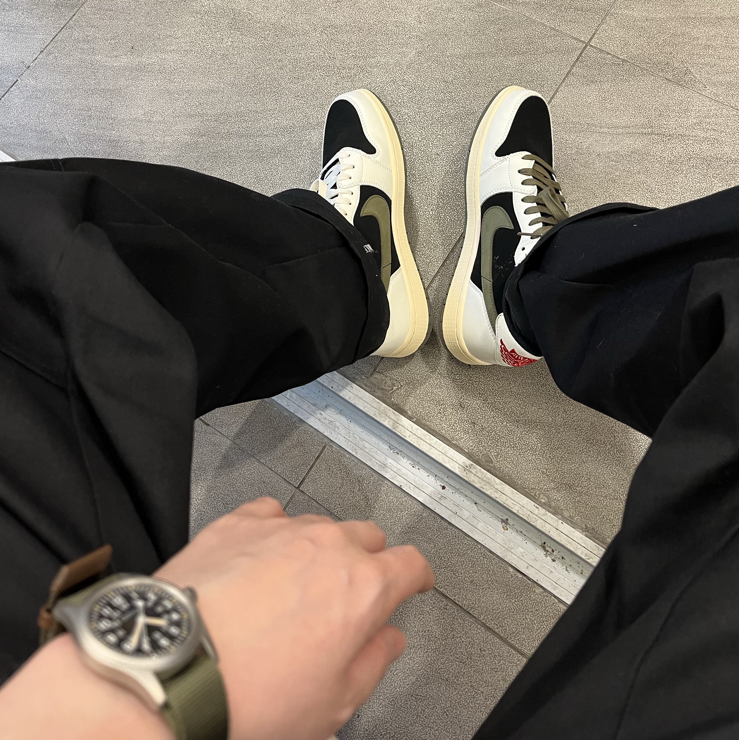 (W) Jordan 1 x Travis Scott Retro Low OG SP Medium Olive, Hamilton Khaki Field Mechanical 38mm Nato Strap Green Black 착용 스타일