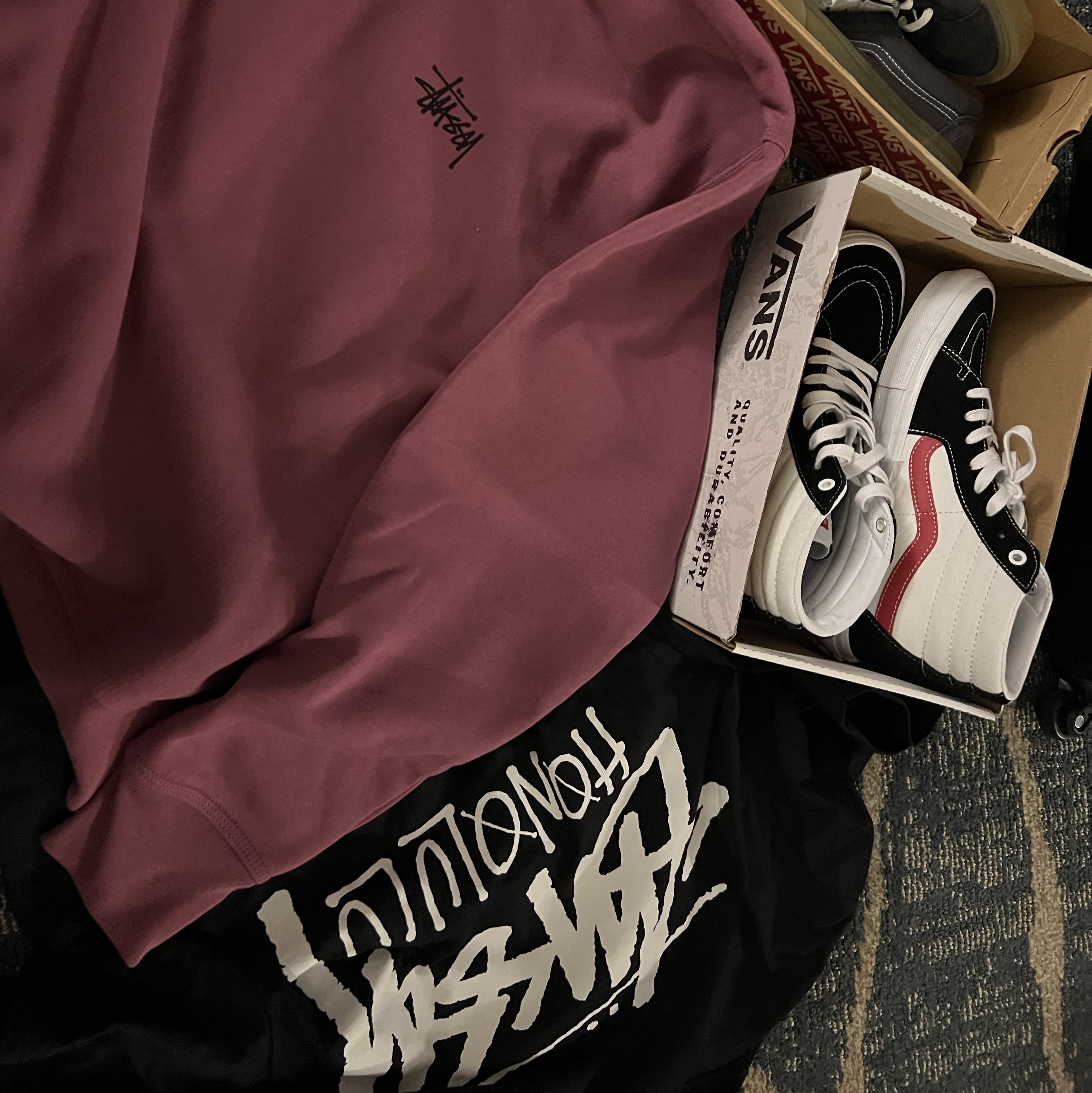 Stussy Basic Stussy Crew Berry 2024, Stussy Stock Honolulu T-Shirt Black 착용 스타일