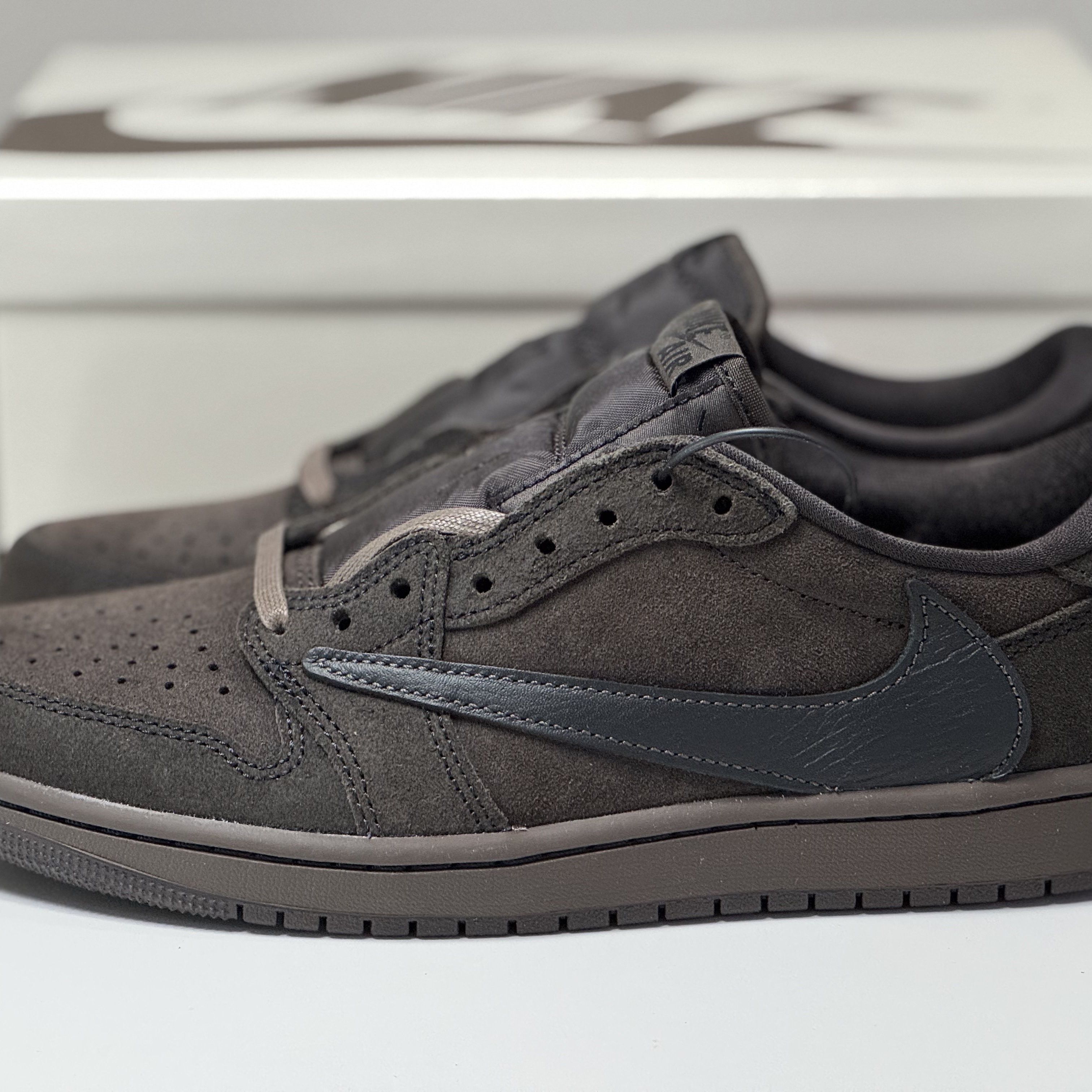Jordan 1 x Travis Scott Retro Low OG SP Velvet Brown and Dark Mocha 착용 스타일