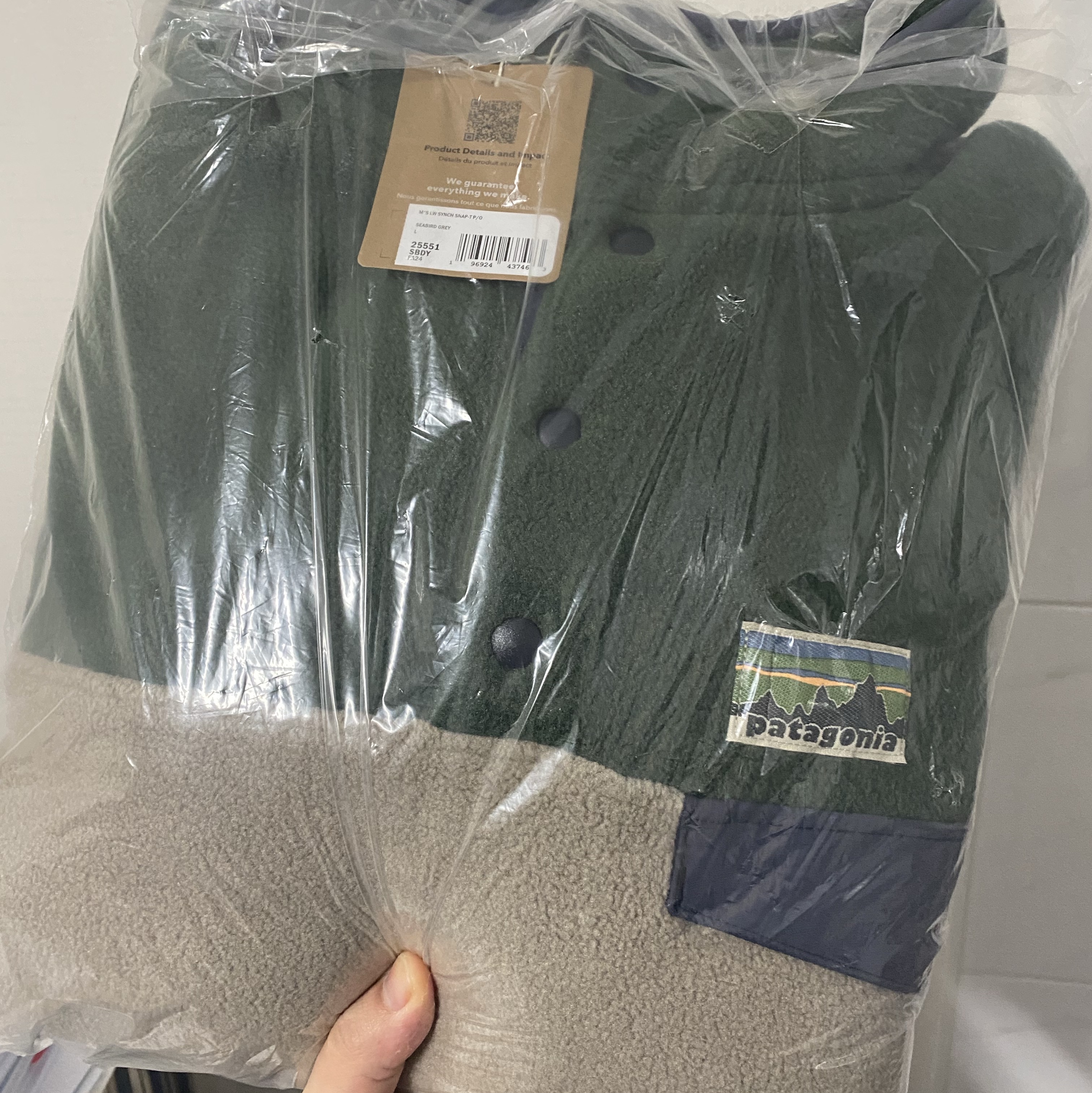 Patagonia Lightweight Synchilla Snap-T Fleece Pullover Seabird Grey 착용 스타일