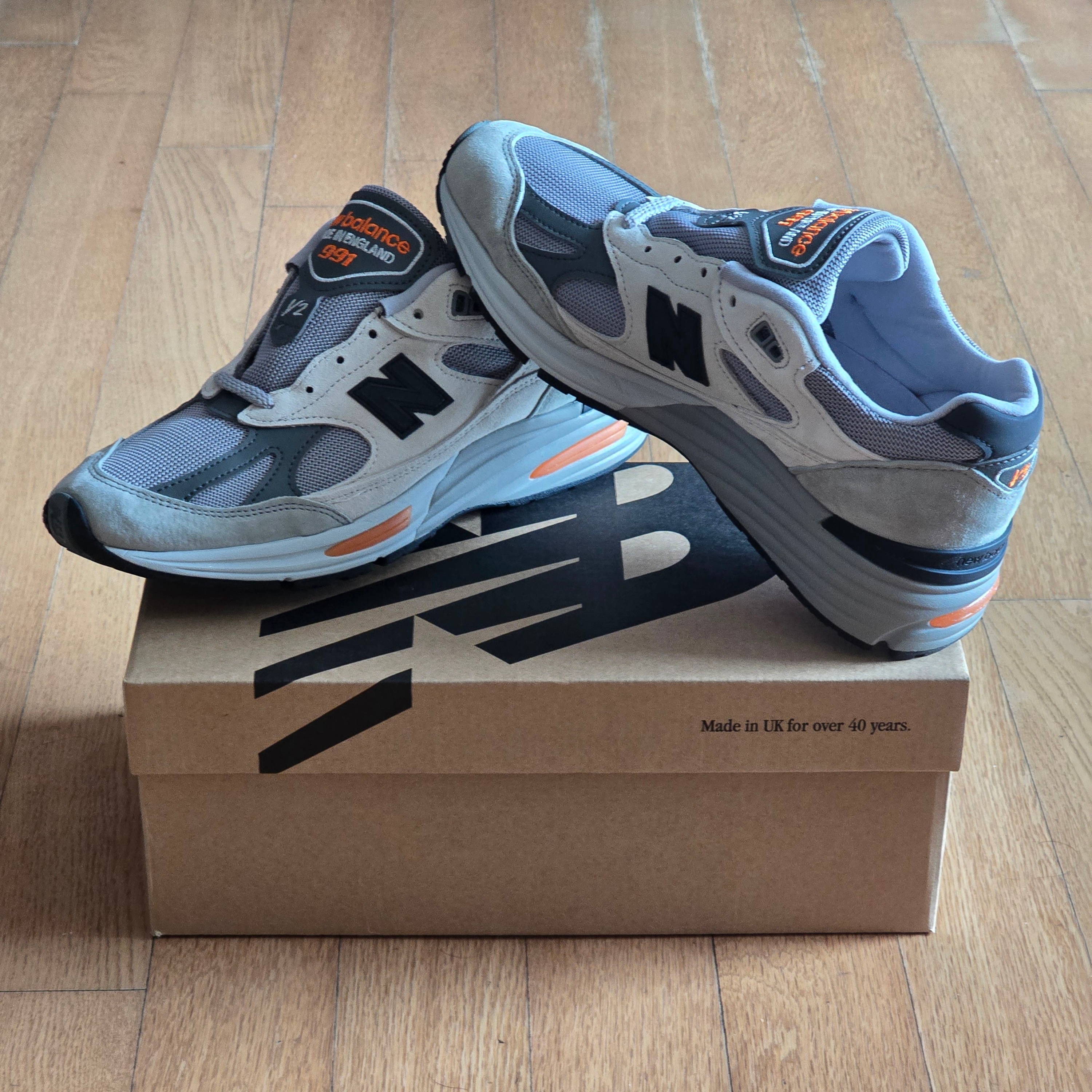 New Balance 991v2 Made in UK Pelican Abbey Stone 착용 스타일