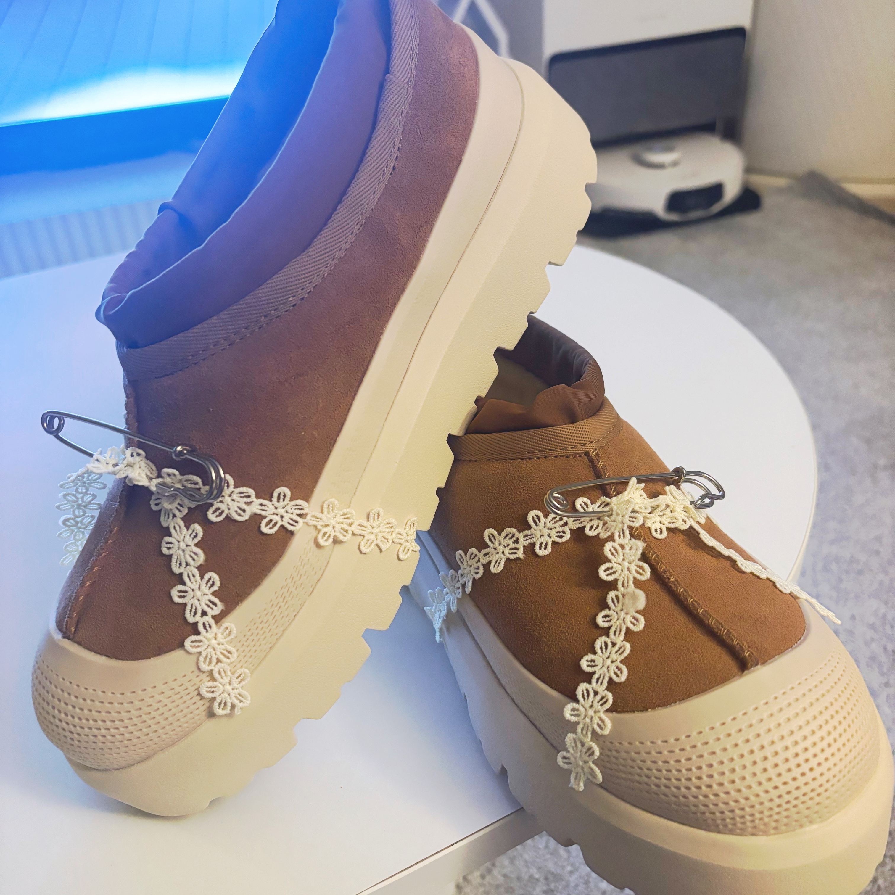 UGG Tasman Weather Hybrid Chestnut Whitecap 착용 스타일 - 3