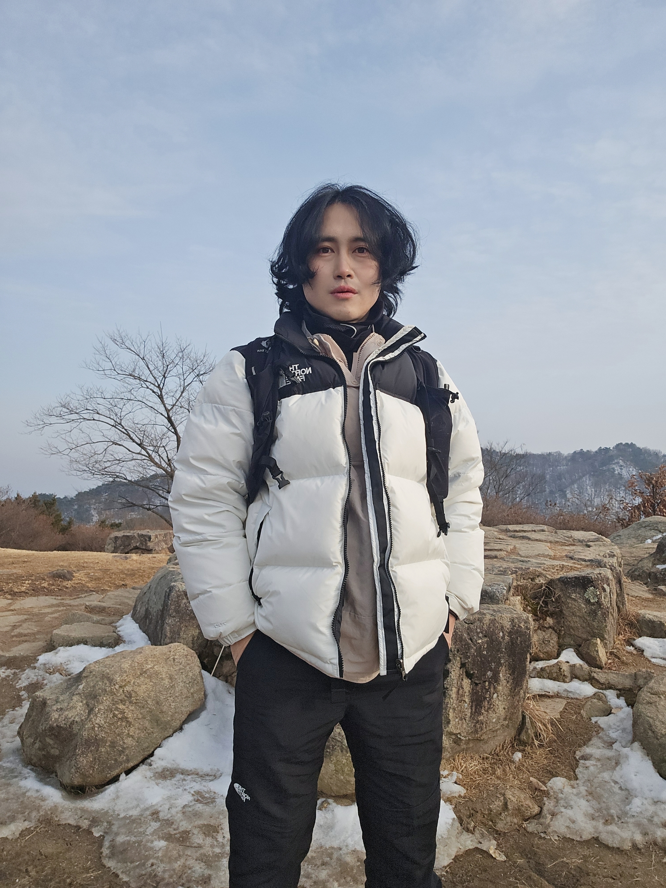 노스페이스 화이트 라벨 노벨티 눕시 다운 자켓 베이지 크림 착용 스타일 - 2