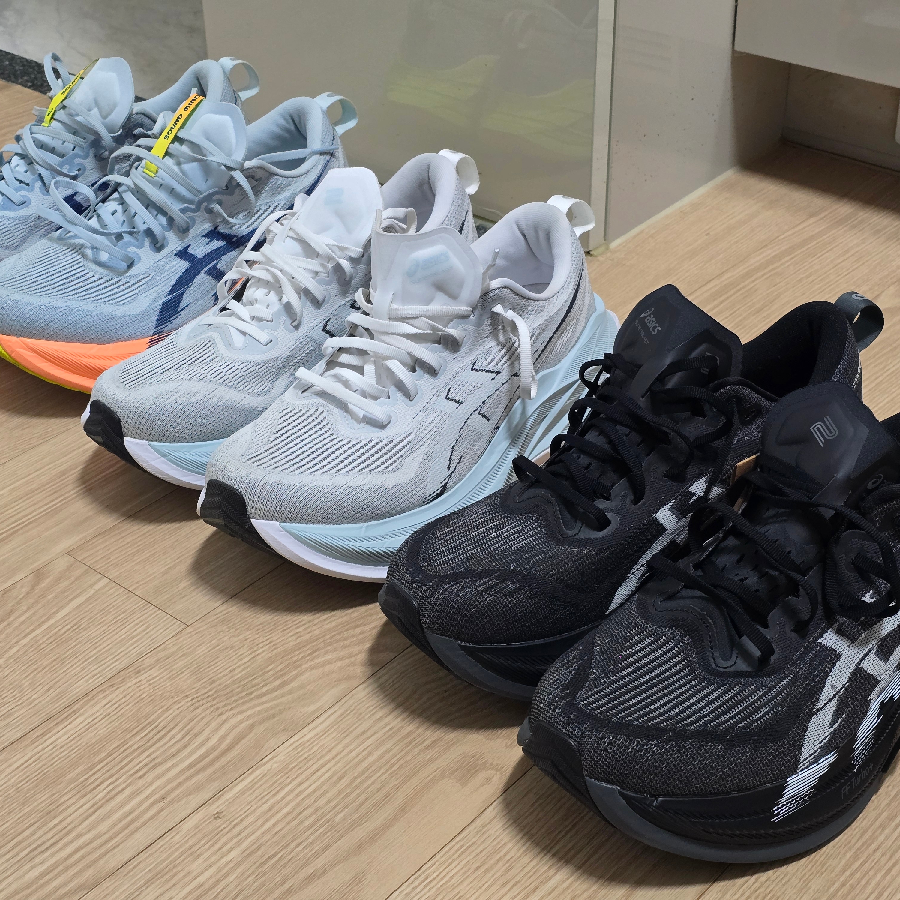 Asics Superblast 2 Black White, Asics Superblast 2 Paris Cool Grey Safety Yellow 착용 스타일