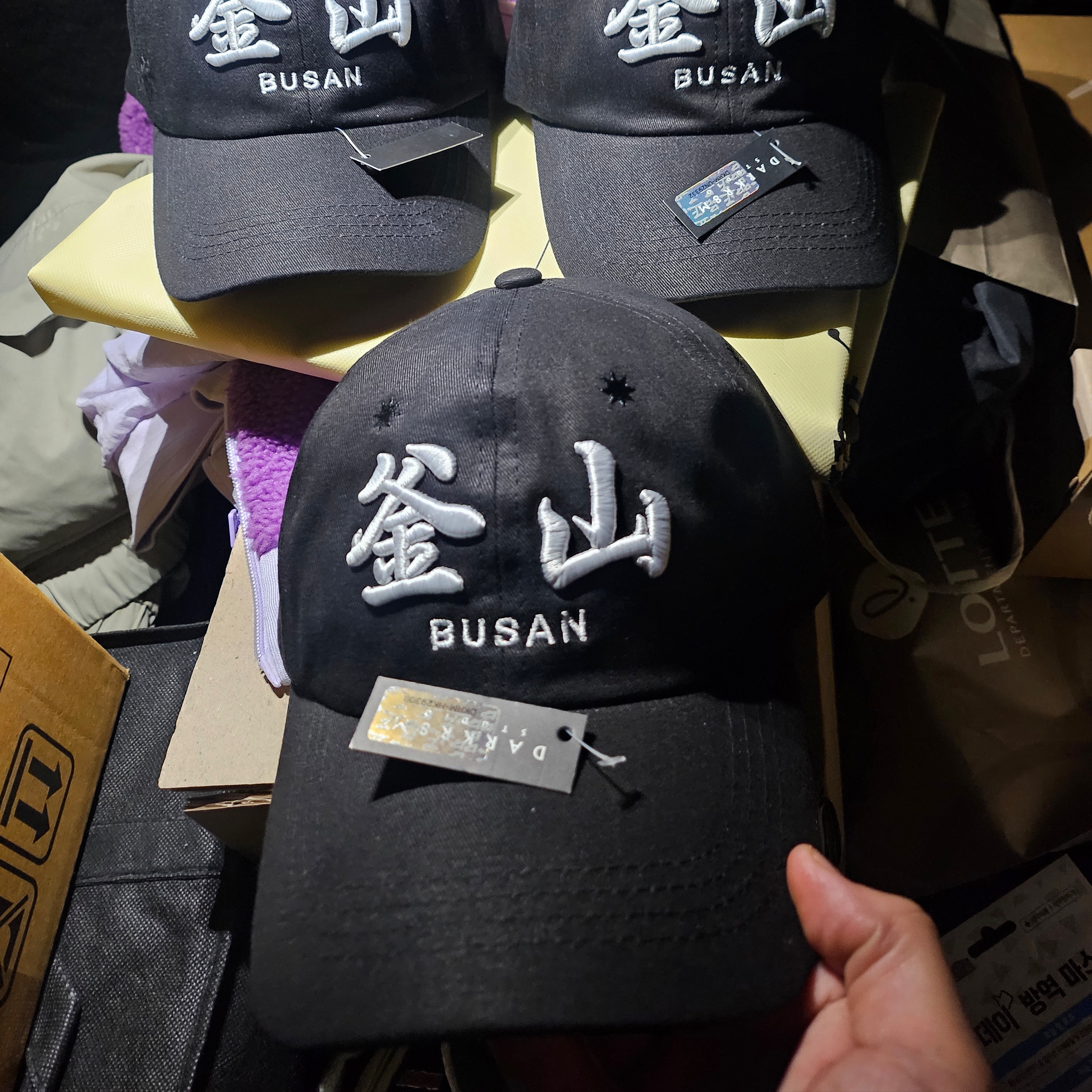 Darkr8m Studio Busan White Logo Cap, Darkr8m Studio Shibuya Logo Bones T-Shirt Black 착용 스타일 - 3