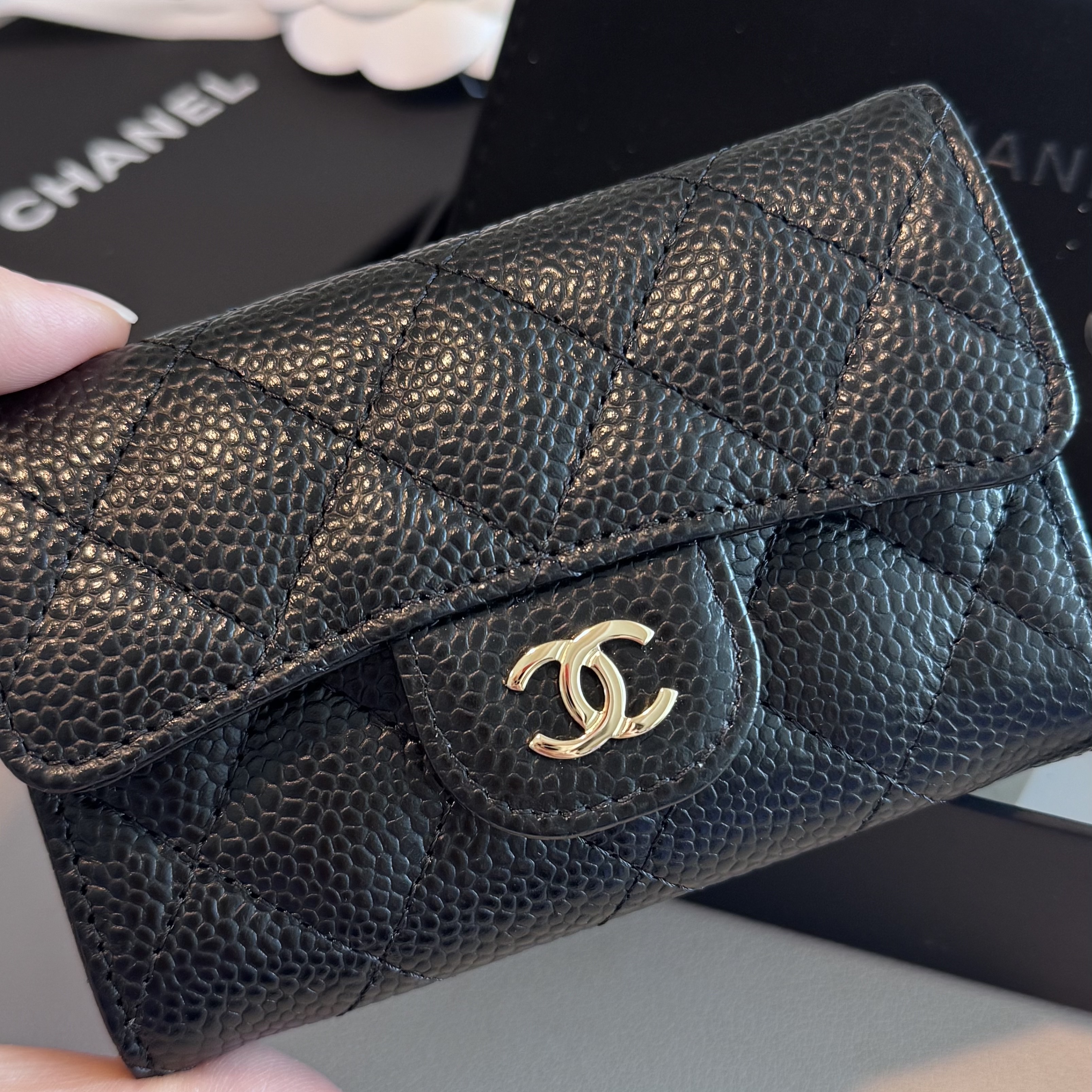 Chanel Classic Card Holder Grained Calfskin & Gold Black 착용 스타일 - 3