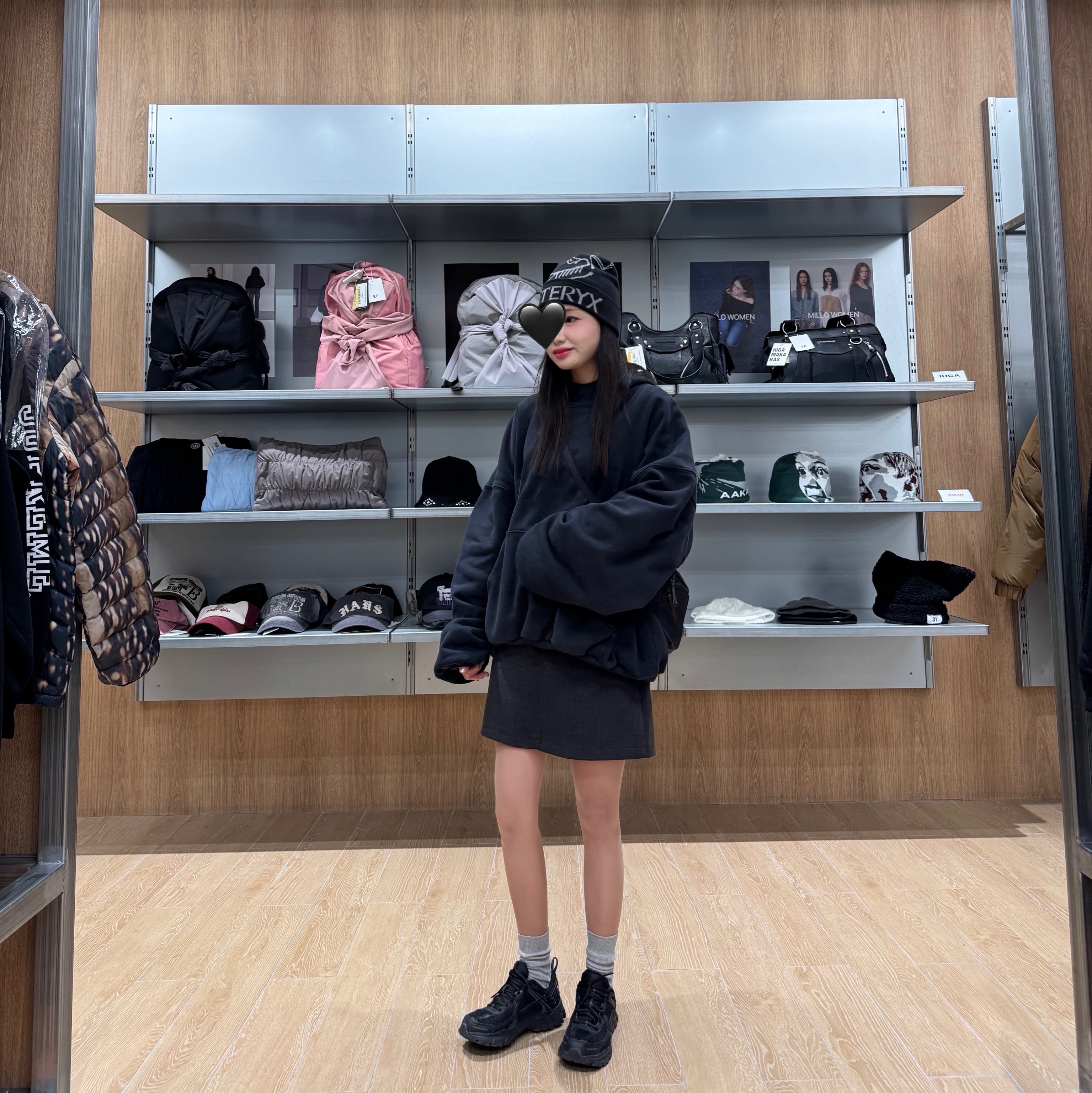 Yeezy Gap Engineered By Balenciaga Dove Hoodie Washed Black, Arc'teryx Heliad 6 Crossbody Bag Black 착용 스타일 - 2