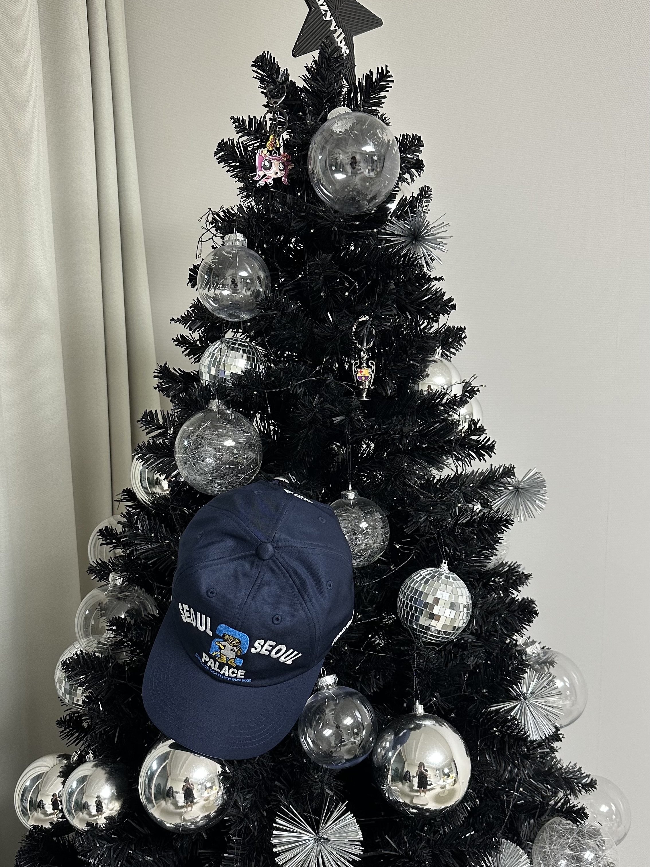 Palace Seoul 2 Seoul 6-Panel Cap Black - 25SS, Palace Seoul 2 Seoul 6-Panel Cap Navy - 25SS 착용 스타일 - 1