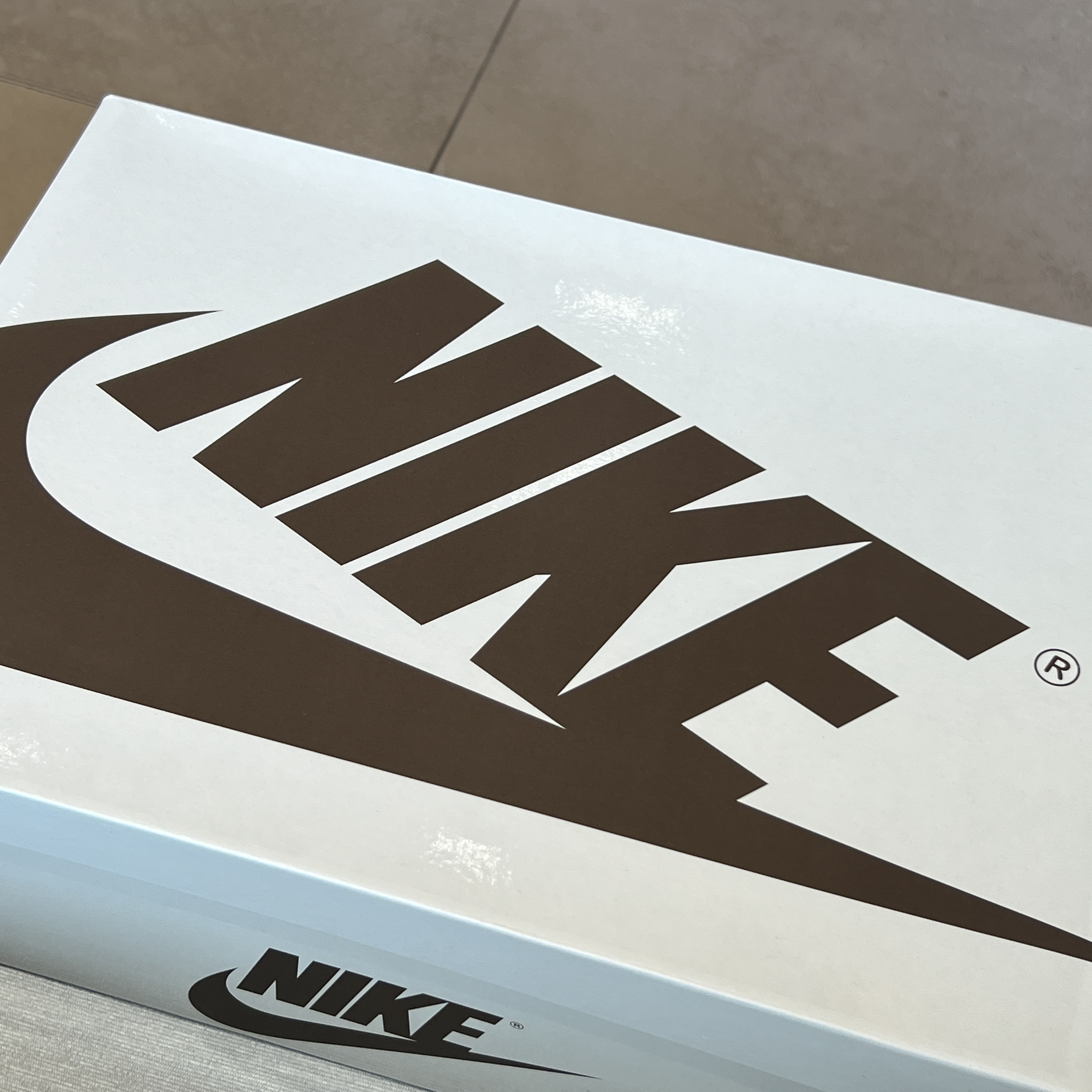 Jordan 1 x Travis Scott Retro Low OG SP Velvet Brown and Dark Mocha 착용 스타일 - 2