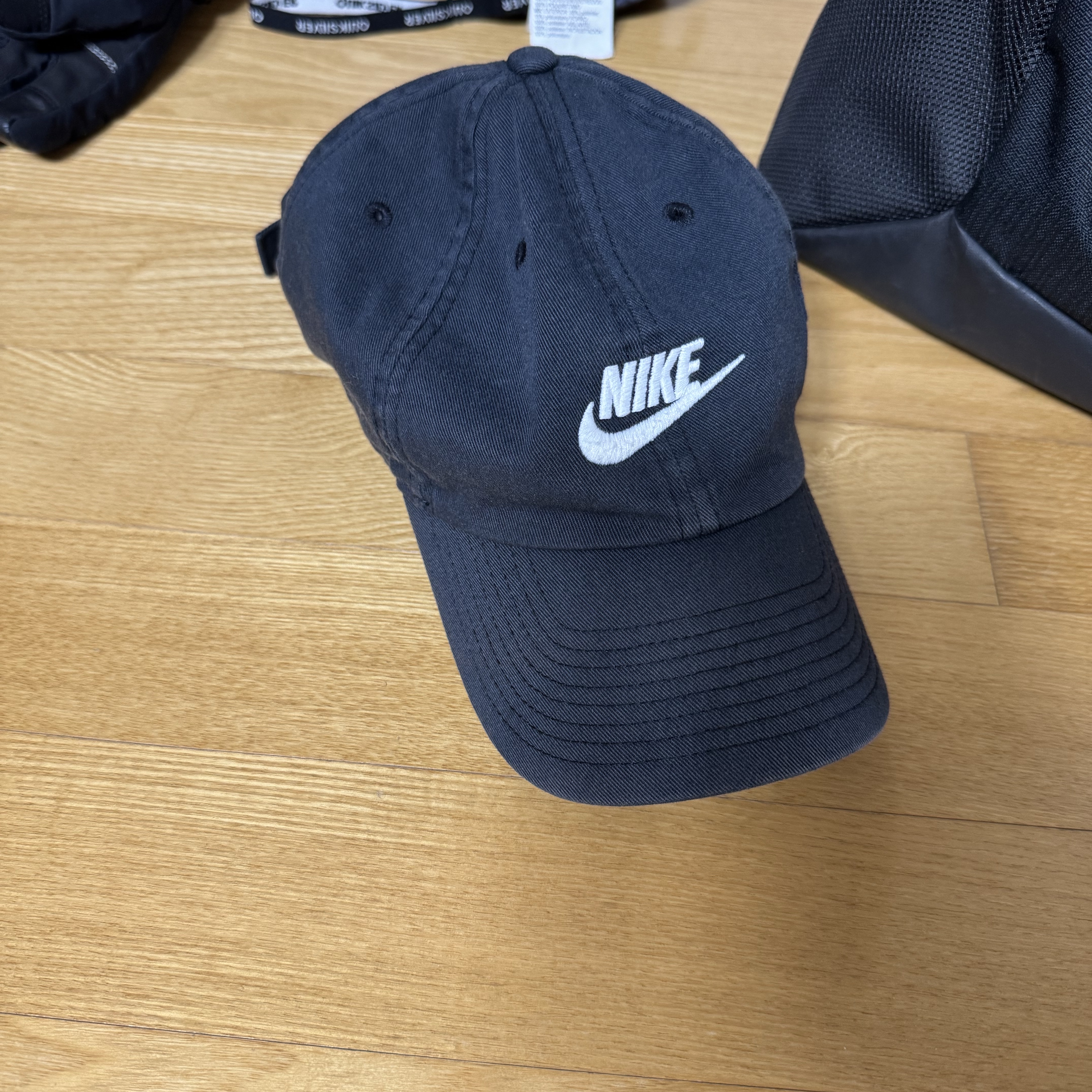 (Kids) Nike Heritage 86 Adjustable Cap Black 착용 스타일