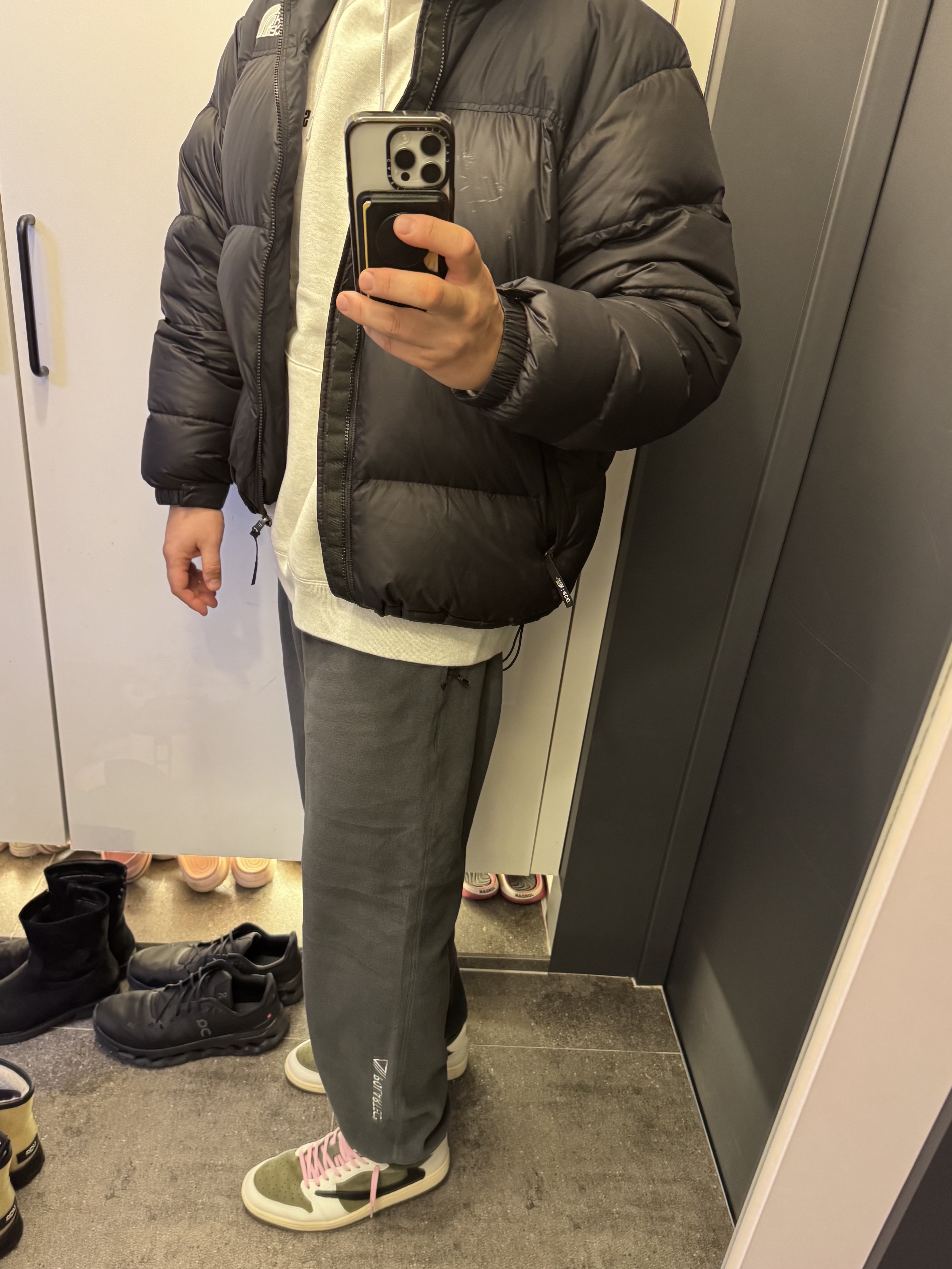 Nike ACG Polartec Wolf Tree Pants Anthracite Black - Asia, Jordan 1 x Travis Scott Retro Low OG SP Reverse Olive 착용 스타일 - 3