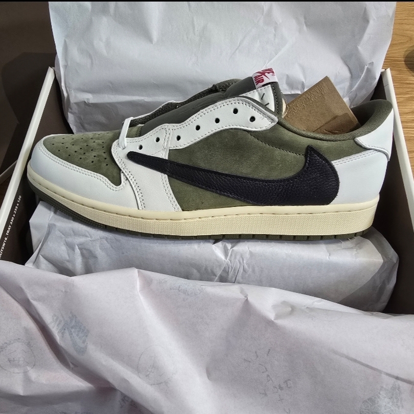 Jordan 1 x Travis Scott Retro Low OG SP Reverse Olive 착용 스타일