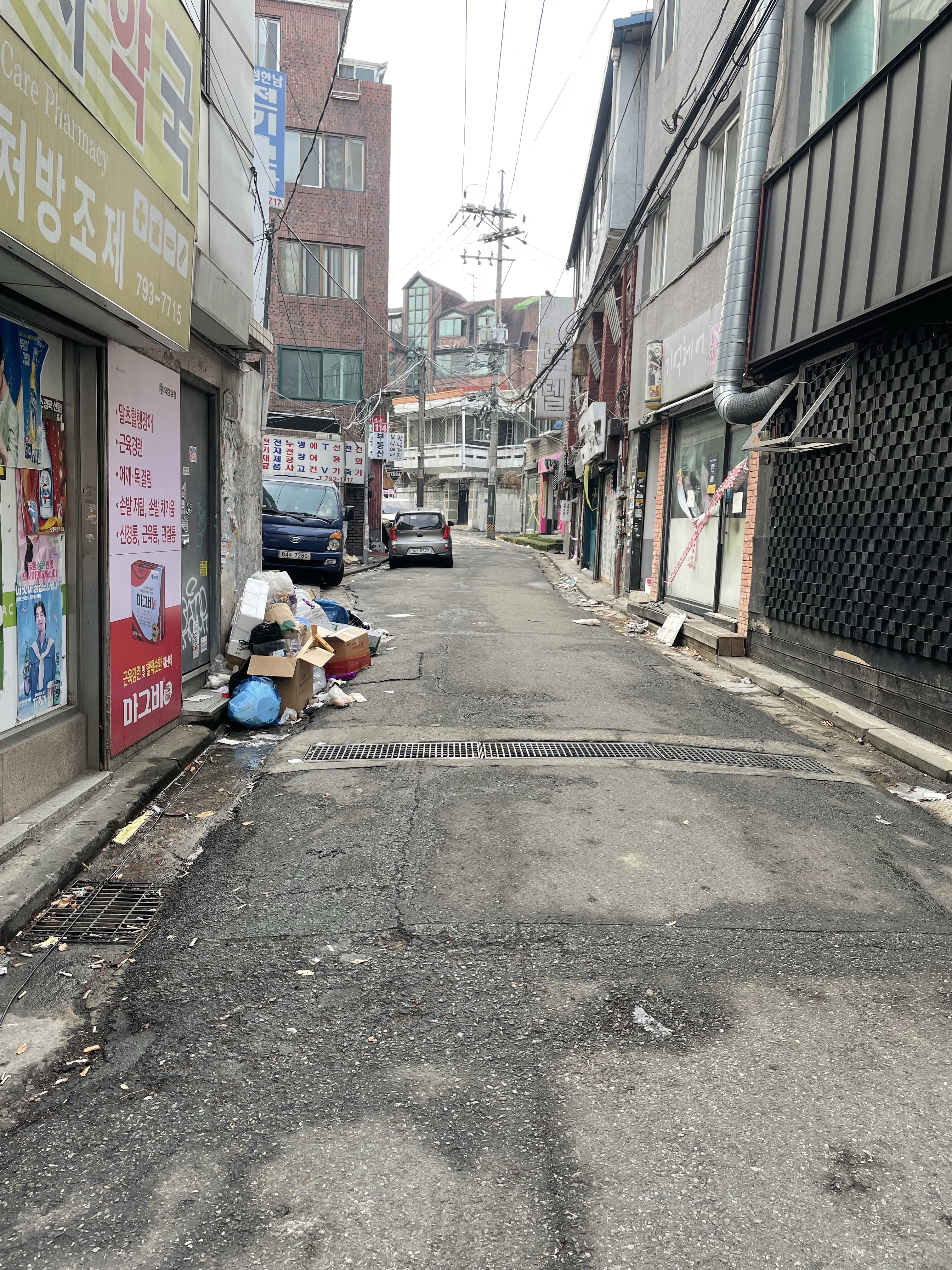 아디다스 클래식 빅로고 백팩 블랙 착용 스타일 - 2