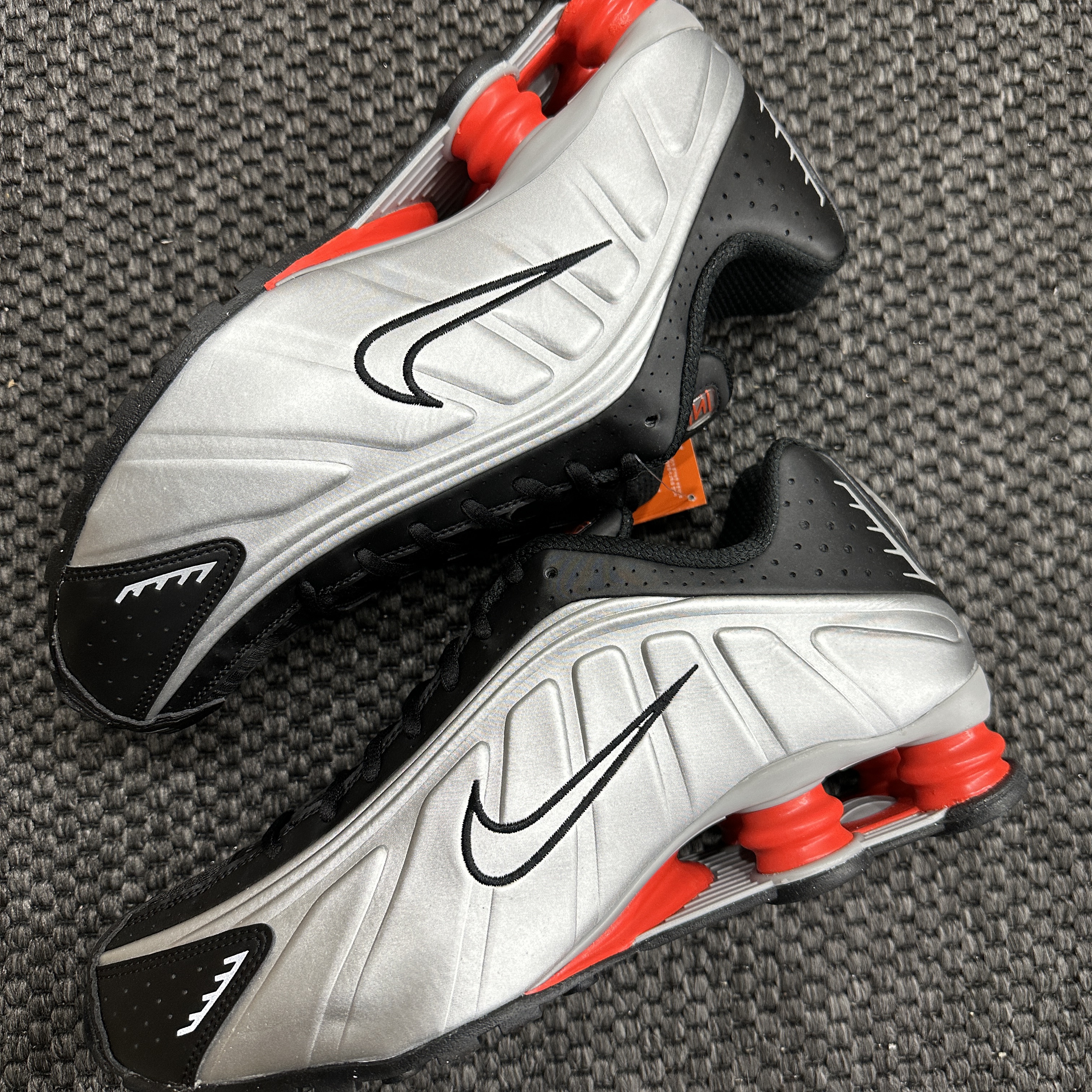 Nike Shox R4 Metallic Silver Red 착용 스타일